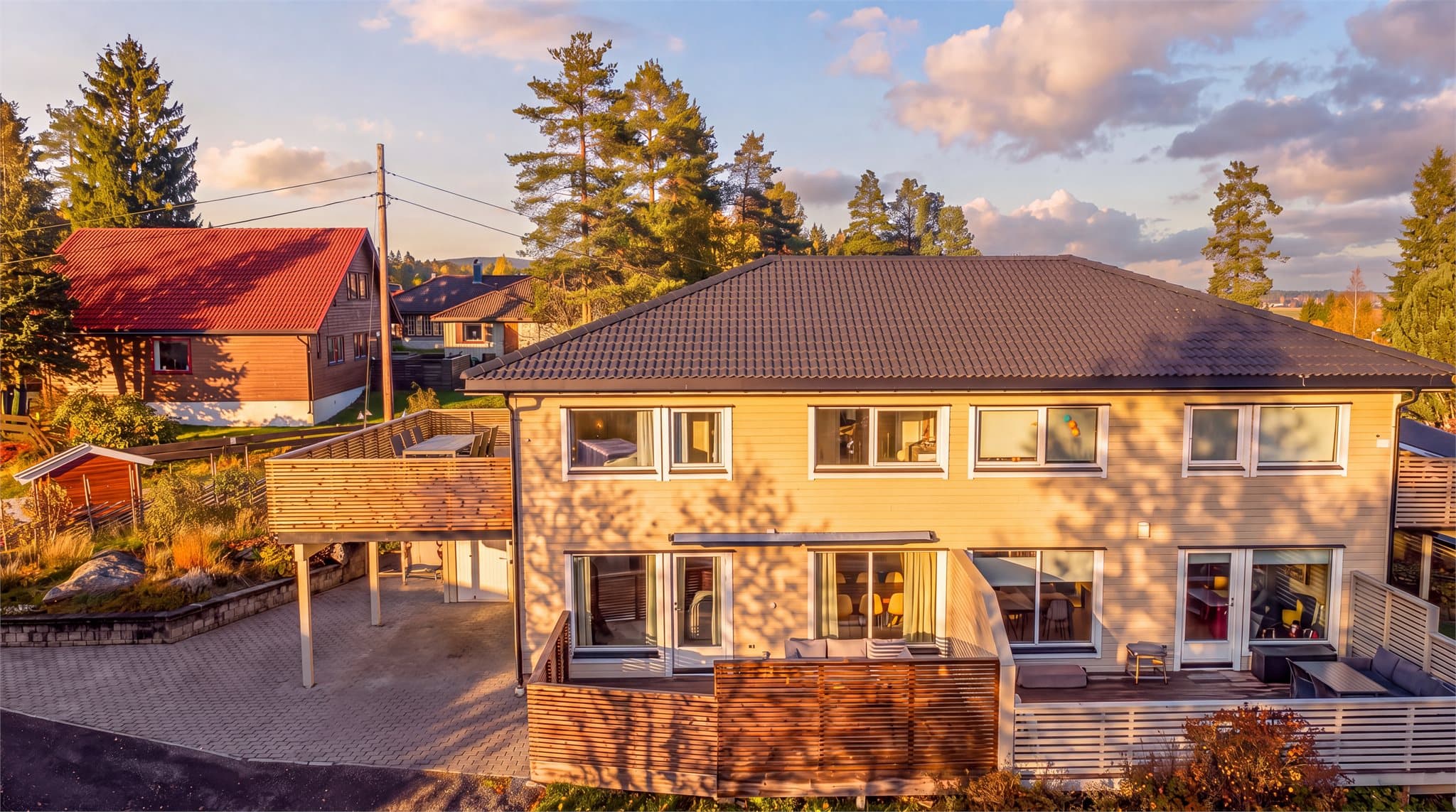 Det er biloppstillingsplass i carport samt i innkjørsel pent opparbeidet med belegningstein, støttemurer, kantstein og elvestein. Himmel/ solforhold digitalt redigert, avvik kan forekomme.
