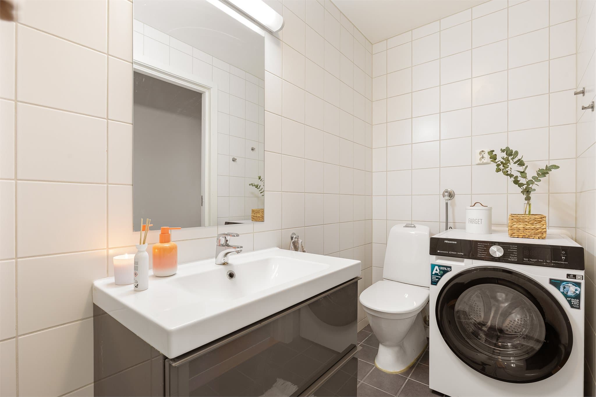 Badet er utstyrt med gulvvarme som sørger for en lun og behagelig temperatur.