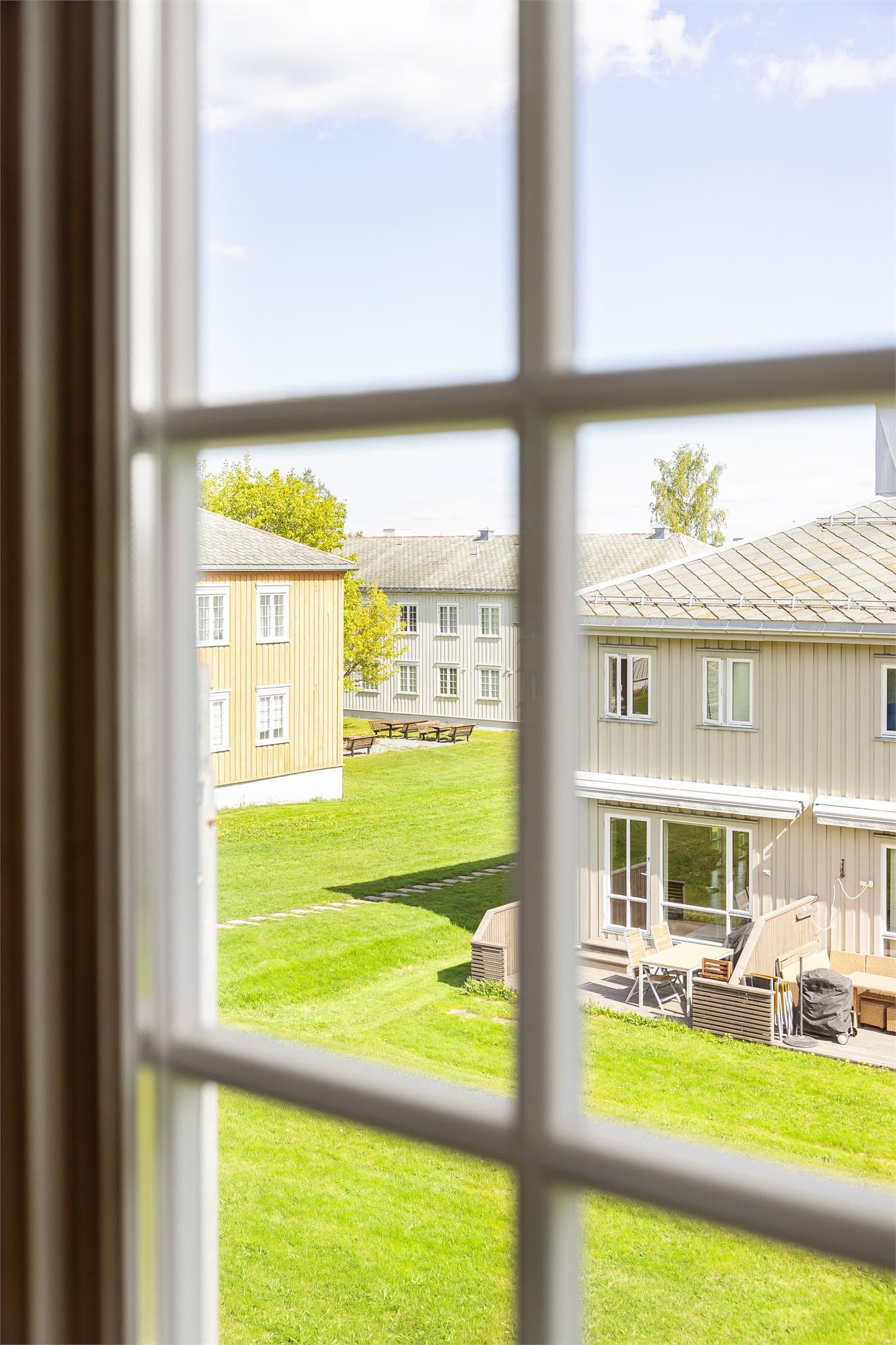 Med store og åpne plenområder ligger forholdene godt til rette for sol store deler av dagen. I tillegg har sameiet en innbydende felles platting med benker og grill.