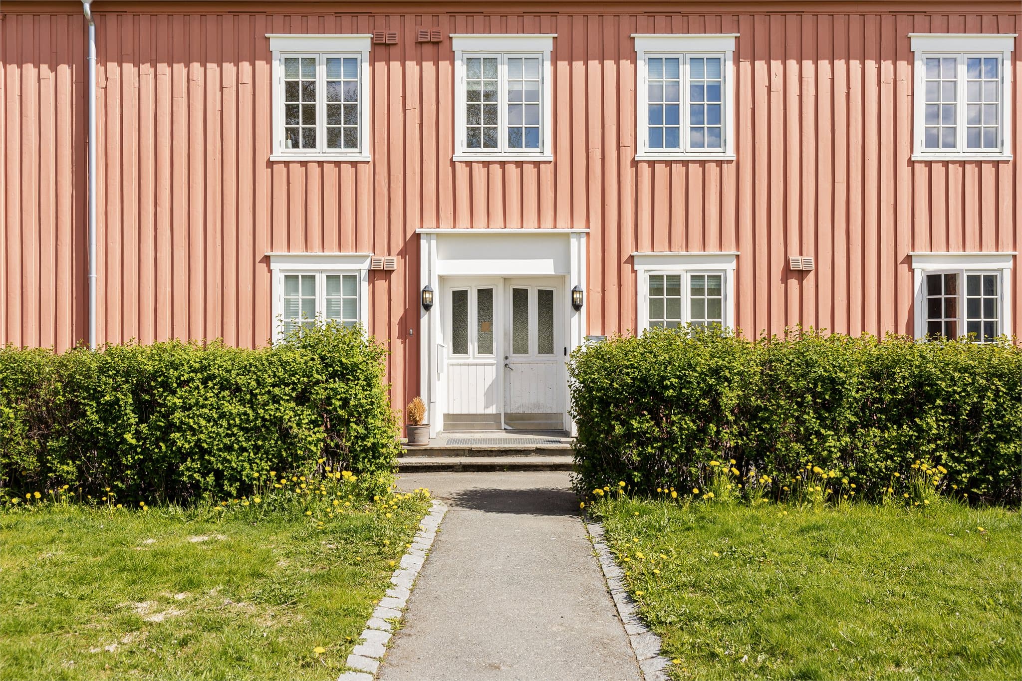 Leiligheten ligger i et rolig og attraktivt område med flotte turmuligheter i umiddelbar nærhet. Her bor du sentralt, men samtidig skjermet fra byens støy.