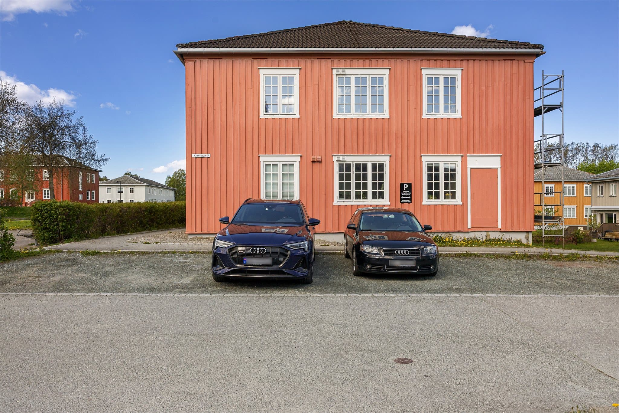 Fra leiligheten er det kort vei til butikker, servicetilbud og gode bussforbindelser. Det er også kort vei til Valentinlyst senteret og Sirkus shopping.