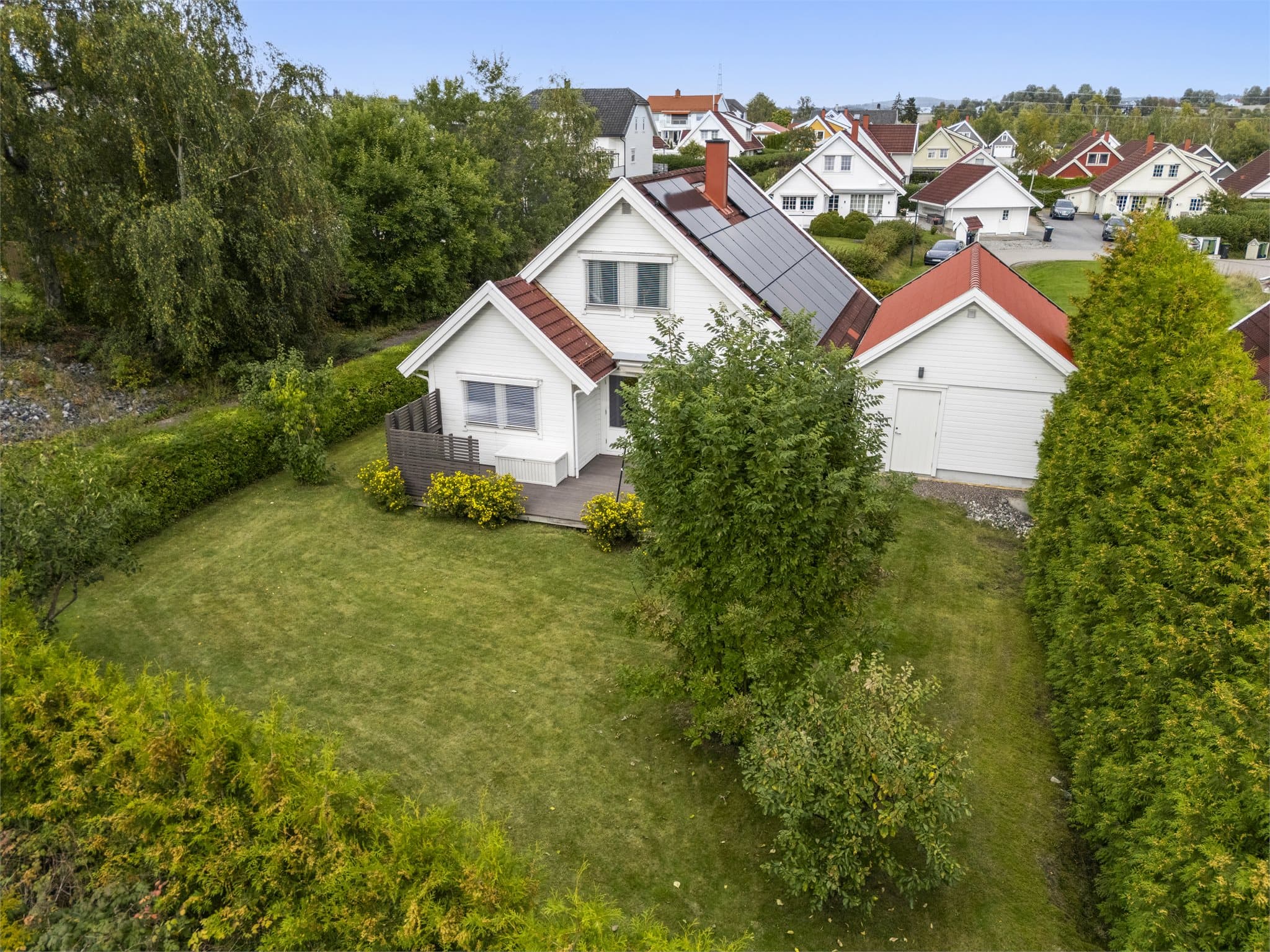Dette er en innholdsrik enebolig med solrik tomt i et rolig og barnevennlig område på Leirsund!