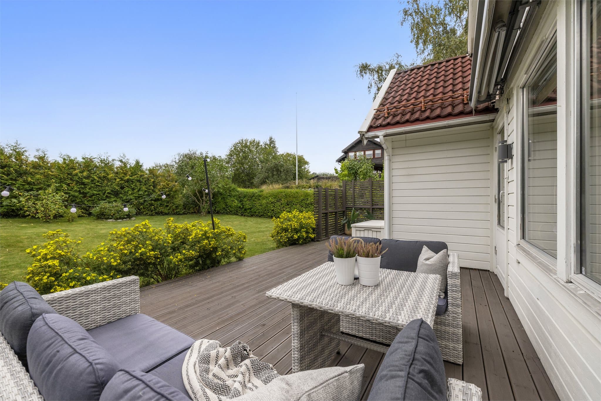 Hagen byr på et grønt og trivelig uteområde med flere beplantninger og gode muligheter for å nyte sommerdagene.