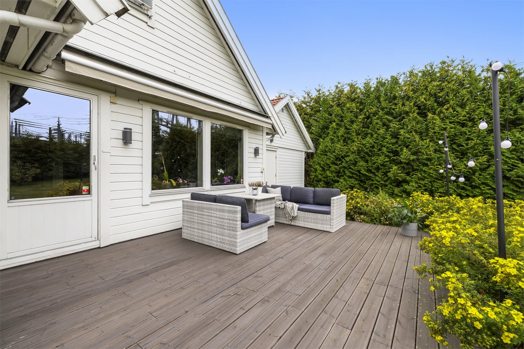 Praktisk terrasse med plass til sittegruppe og hyggelige måltider utendørs.