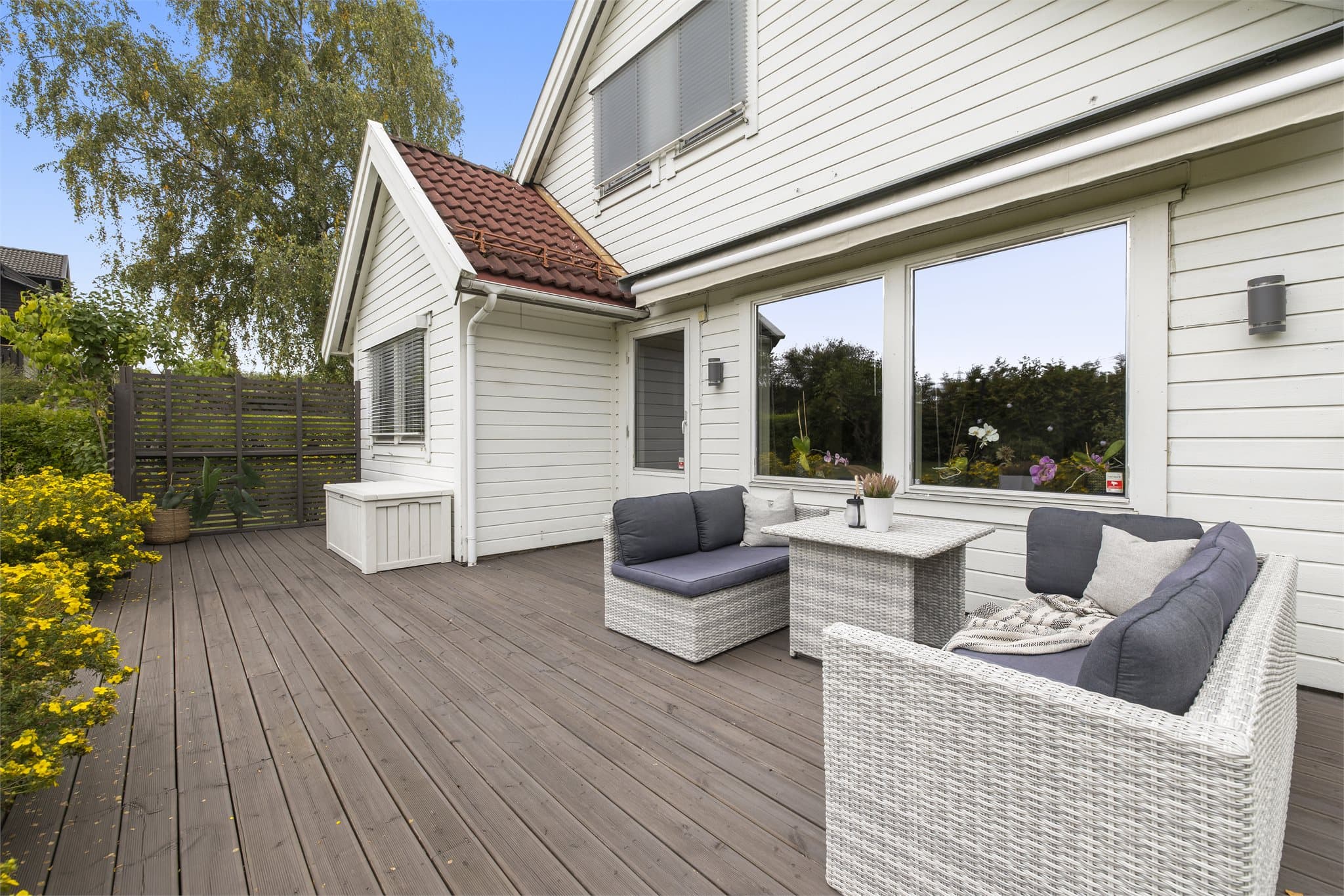 Terrassen gir en fin forlengelse av boligens oppholdsarealer og en hyggelig plass for utemøbler.