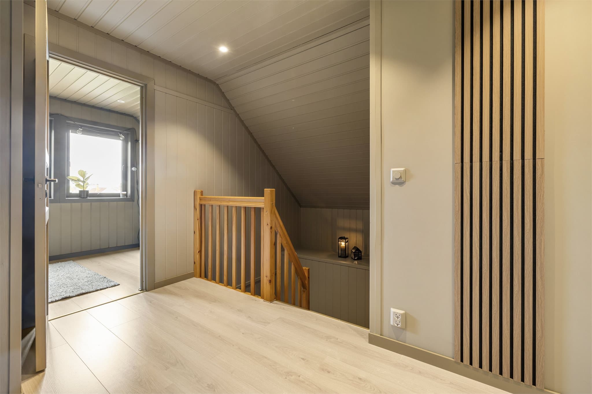 Loftsetasjen inneholder flere rom som kan tilpasses familiens behov.