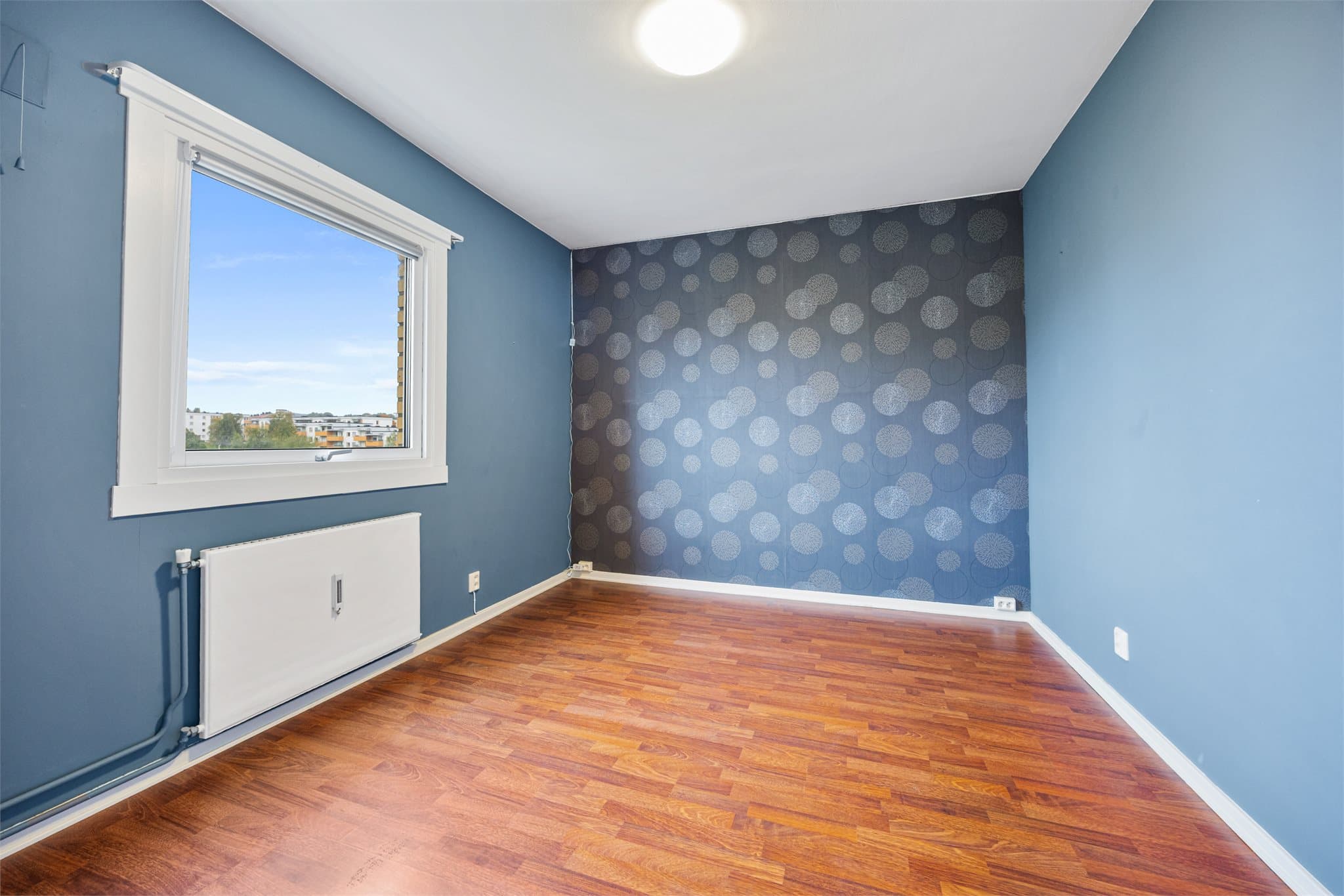 Hovedsoverom med god plass til seng og garderobe