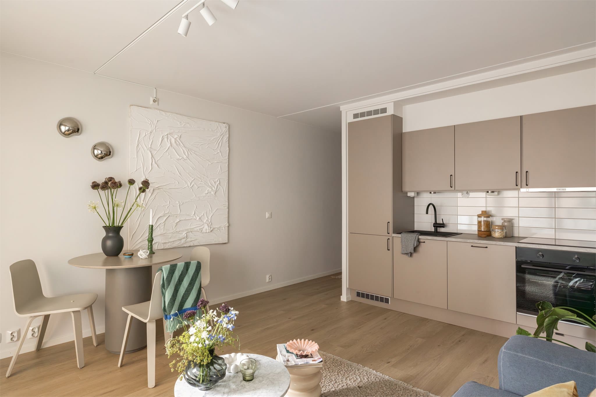 Lekkert kjøkken med åpen løsning mot stue.