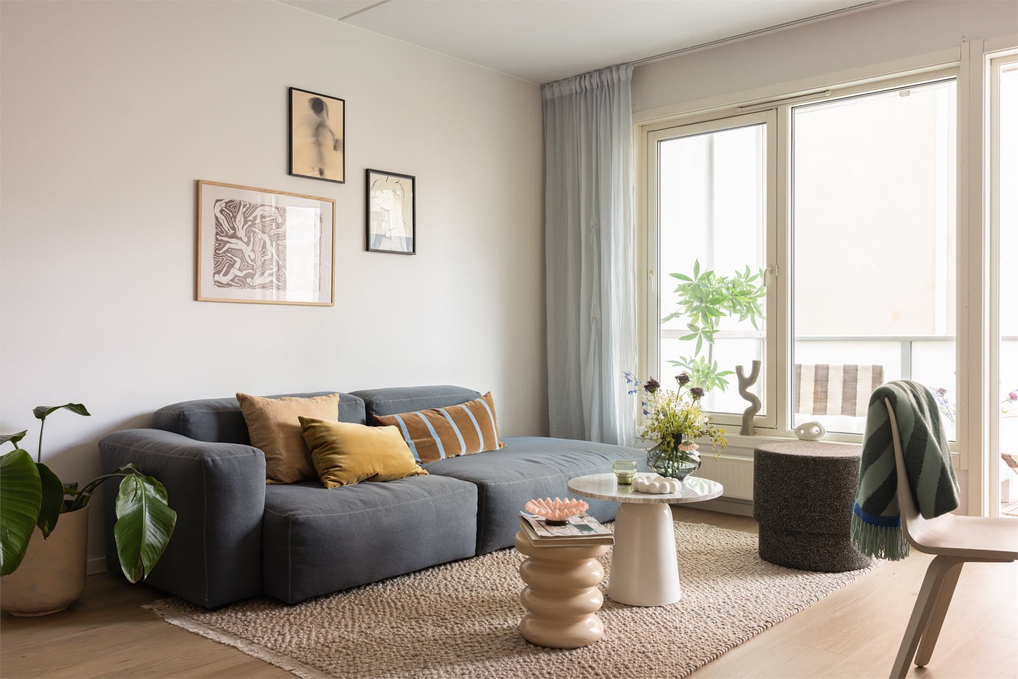 Lys og åpen stue med utgang til balkong og god takhøyde.