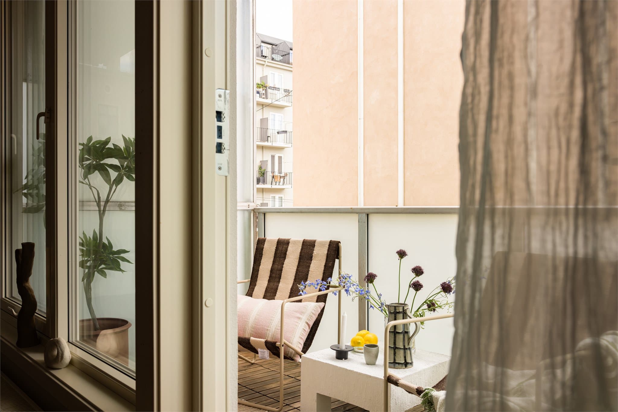 Balkongen fungerer som en fin forlengelse av stuen i sommerhalvåret.