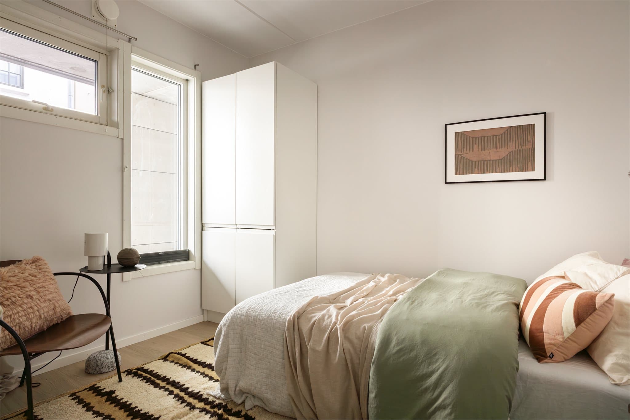 Romslig soverom med god plass til seng og øvrig ønsket møblement.