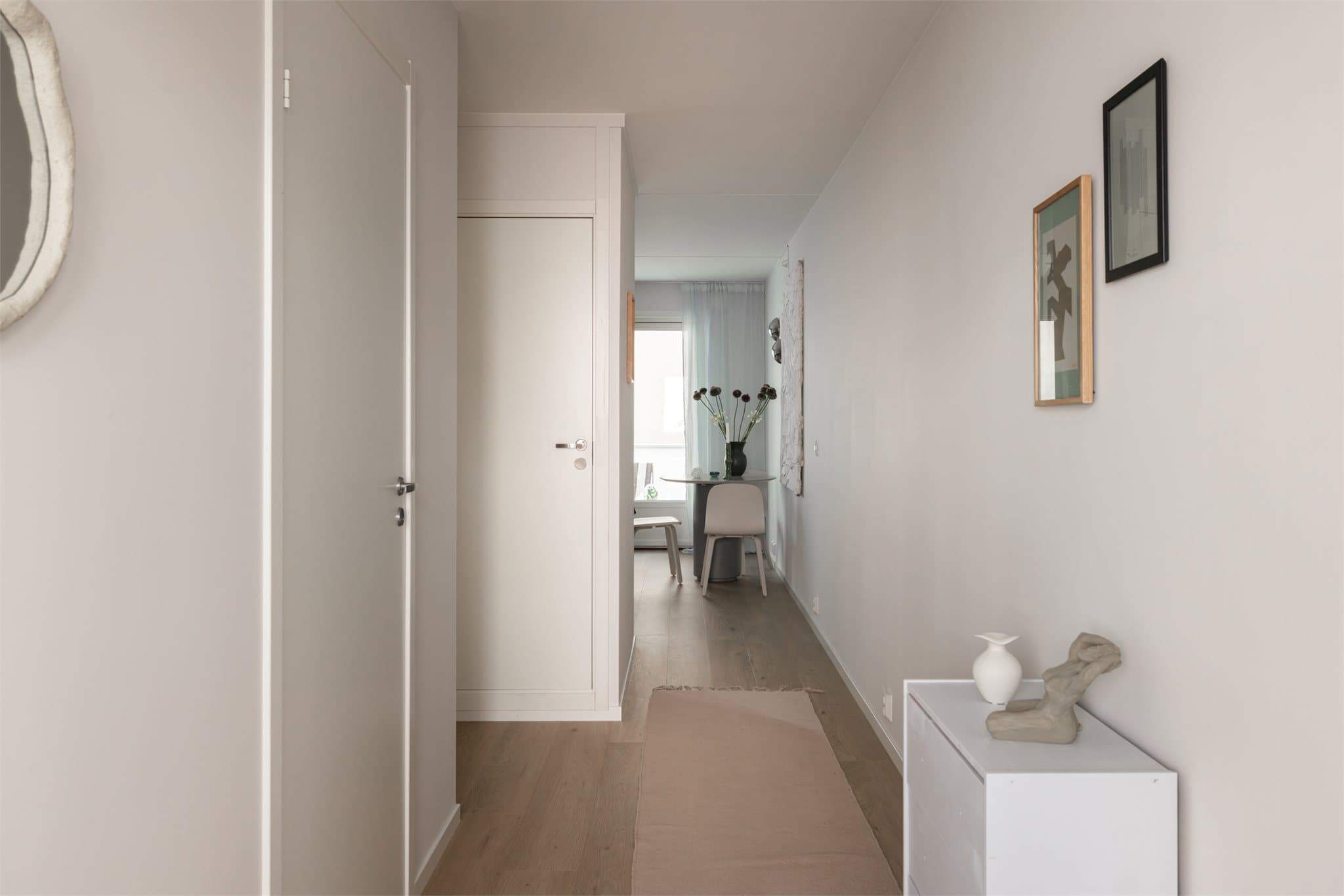 Hyggelig entré med garderobeskap til oppbevaring av yttertøy og sko.