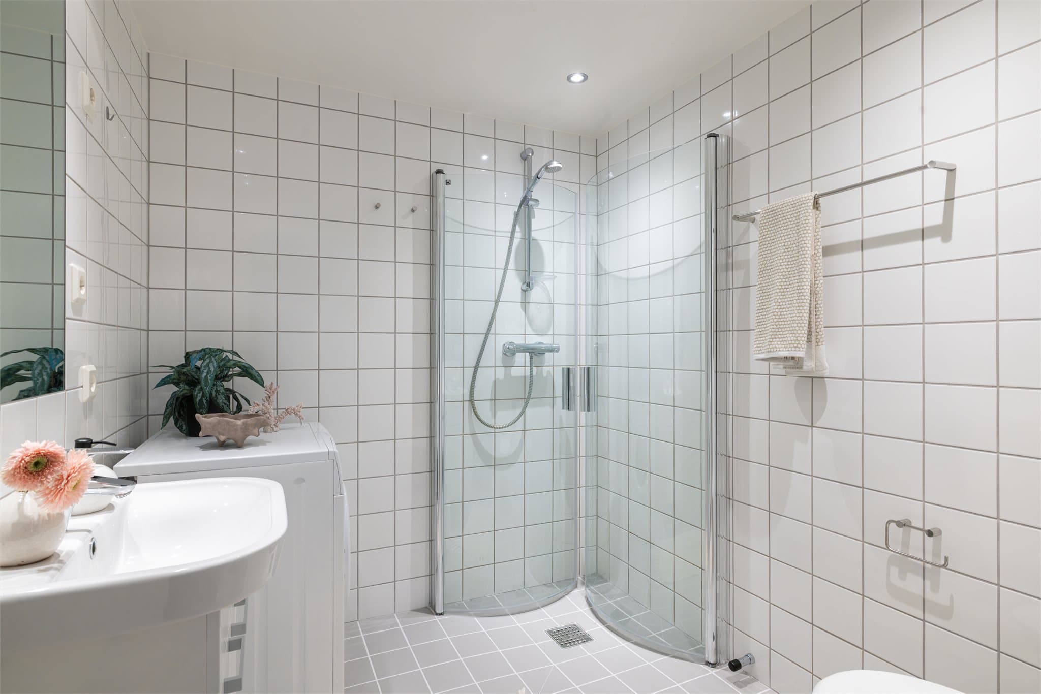 Flislagt baderom med varmekabler i gulv, mekanisk avtrekk og wc.