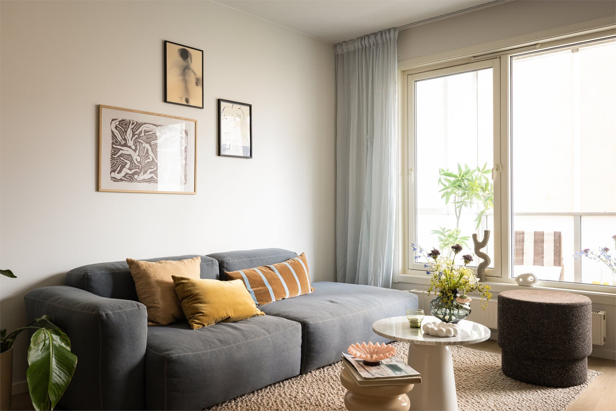 Leiligheten fremstår som moderne og tidsriktig.