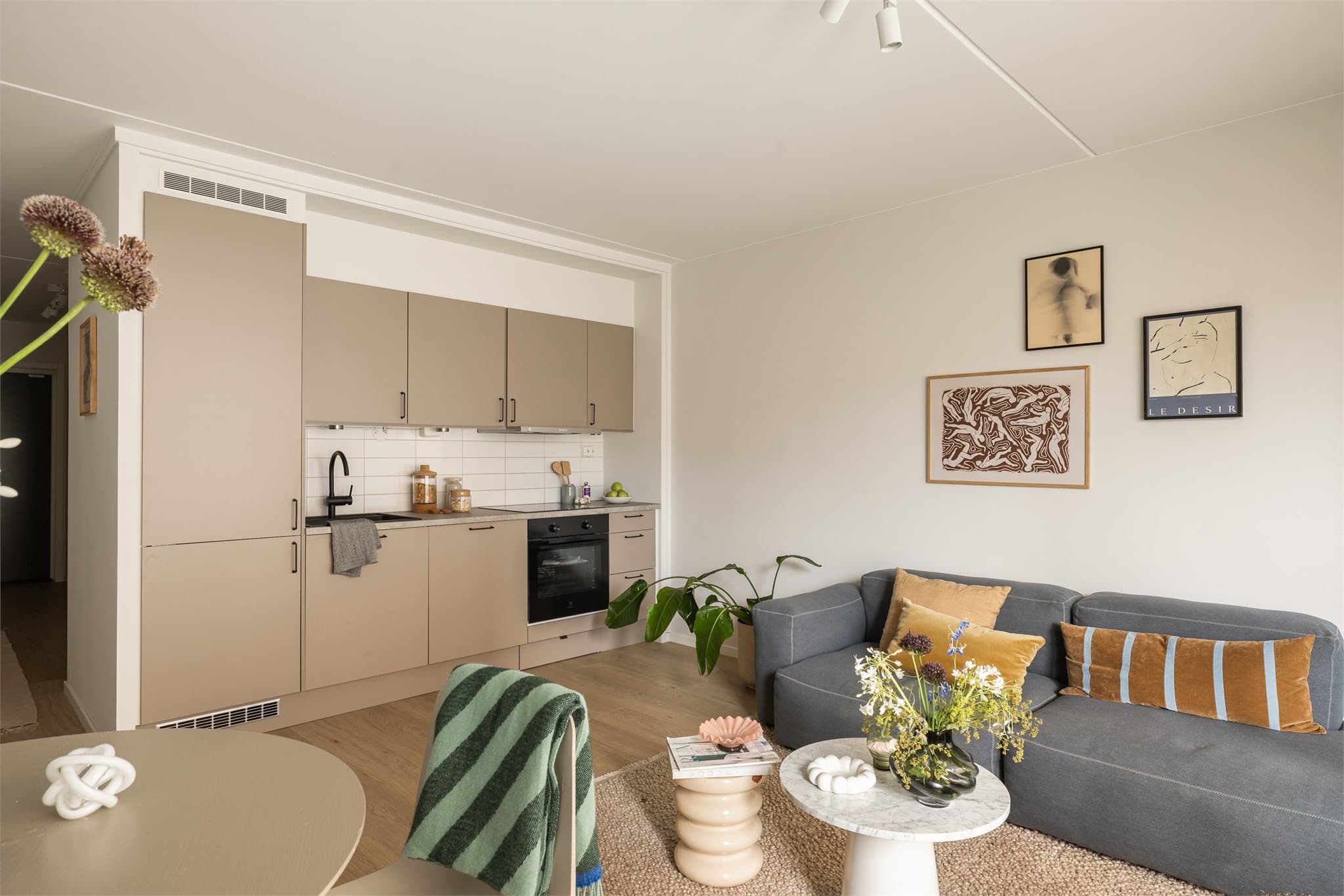 Stuen har god plass til sodaløsning med tilhørende møblement.