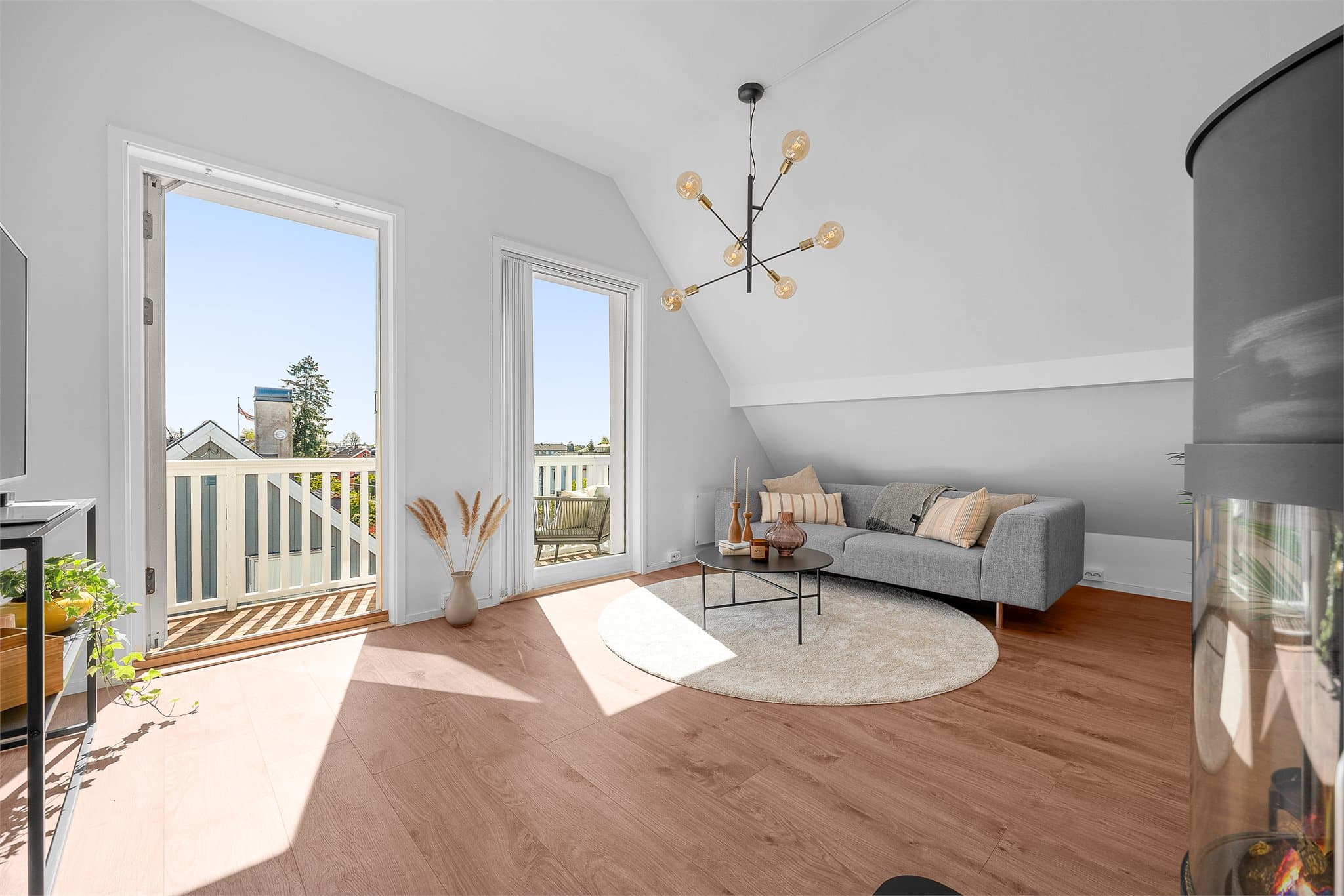 Flott utsikt fra stuen. Alle vegg- og takflater i leiligheten er malt i 2024