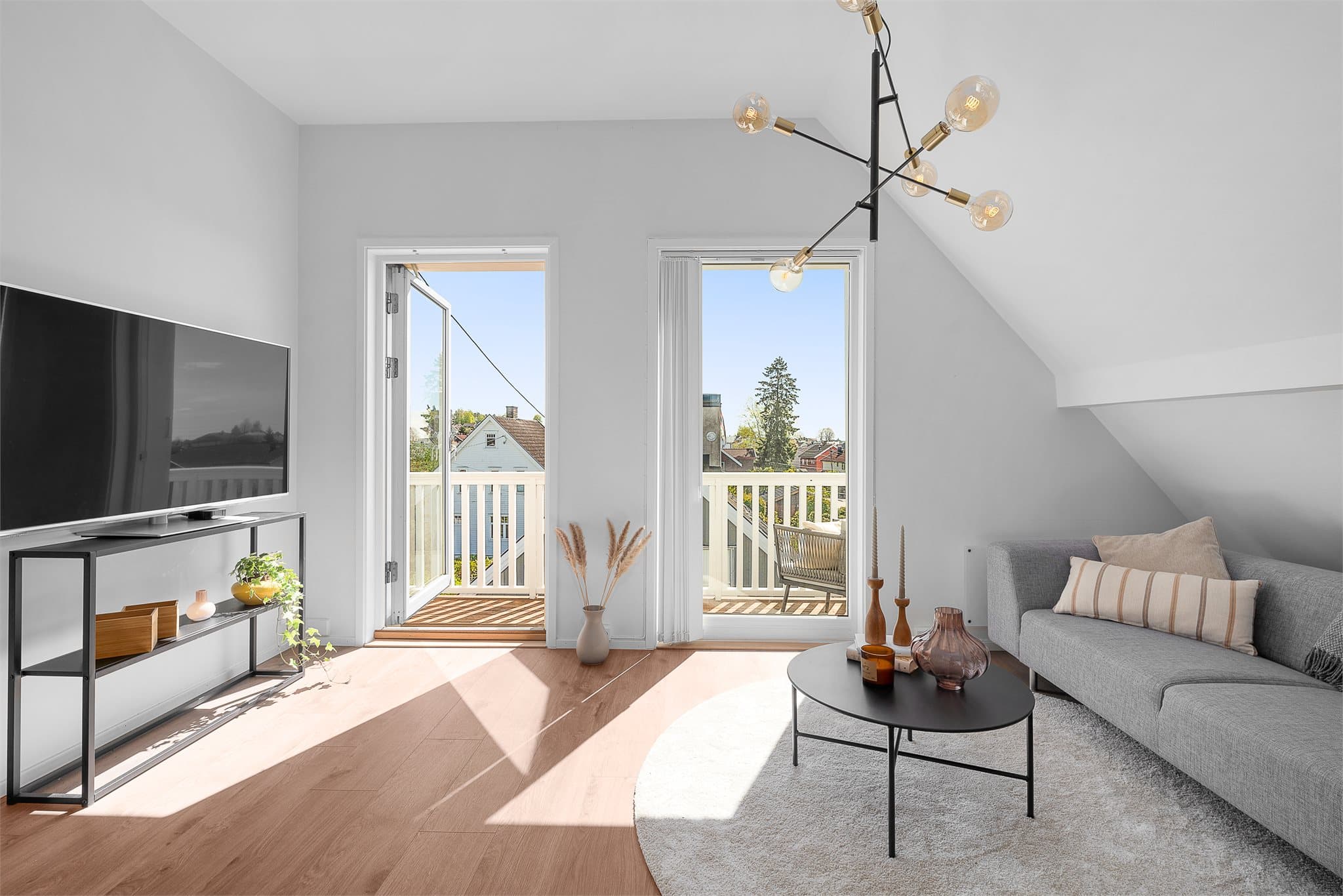 Luftig og lys stue med god takhøyde og store vindusflater. I 2024 ble sikringsskapet renovert med nye sikringer og lagt opp nytt skjult anlegg til kjøkken, stue og bad