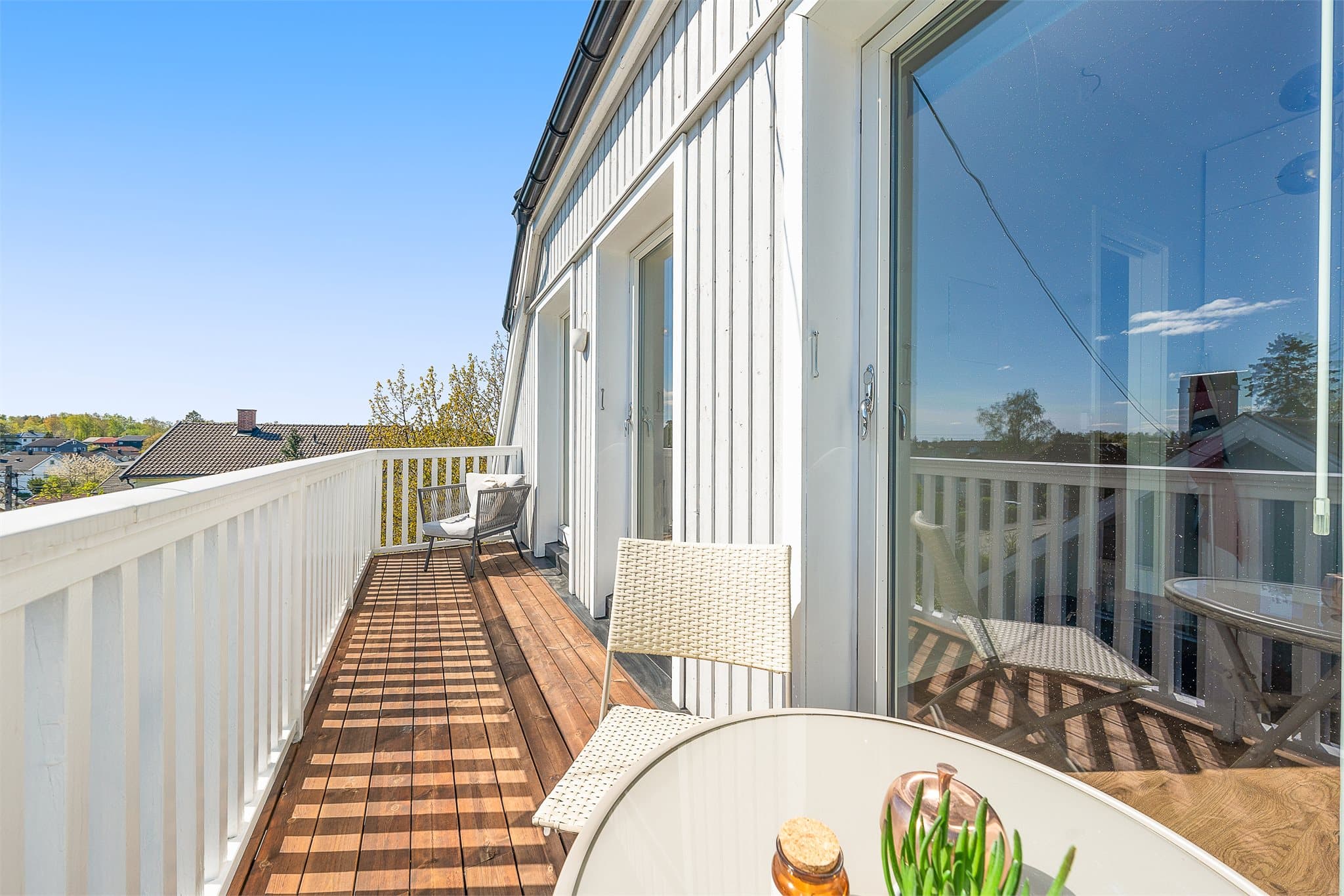 Balkongen er romslig og har gode sol- og utsiktsforhold