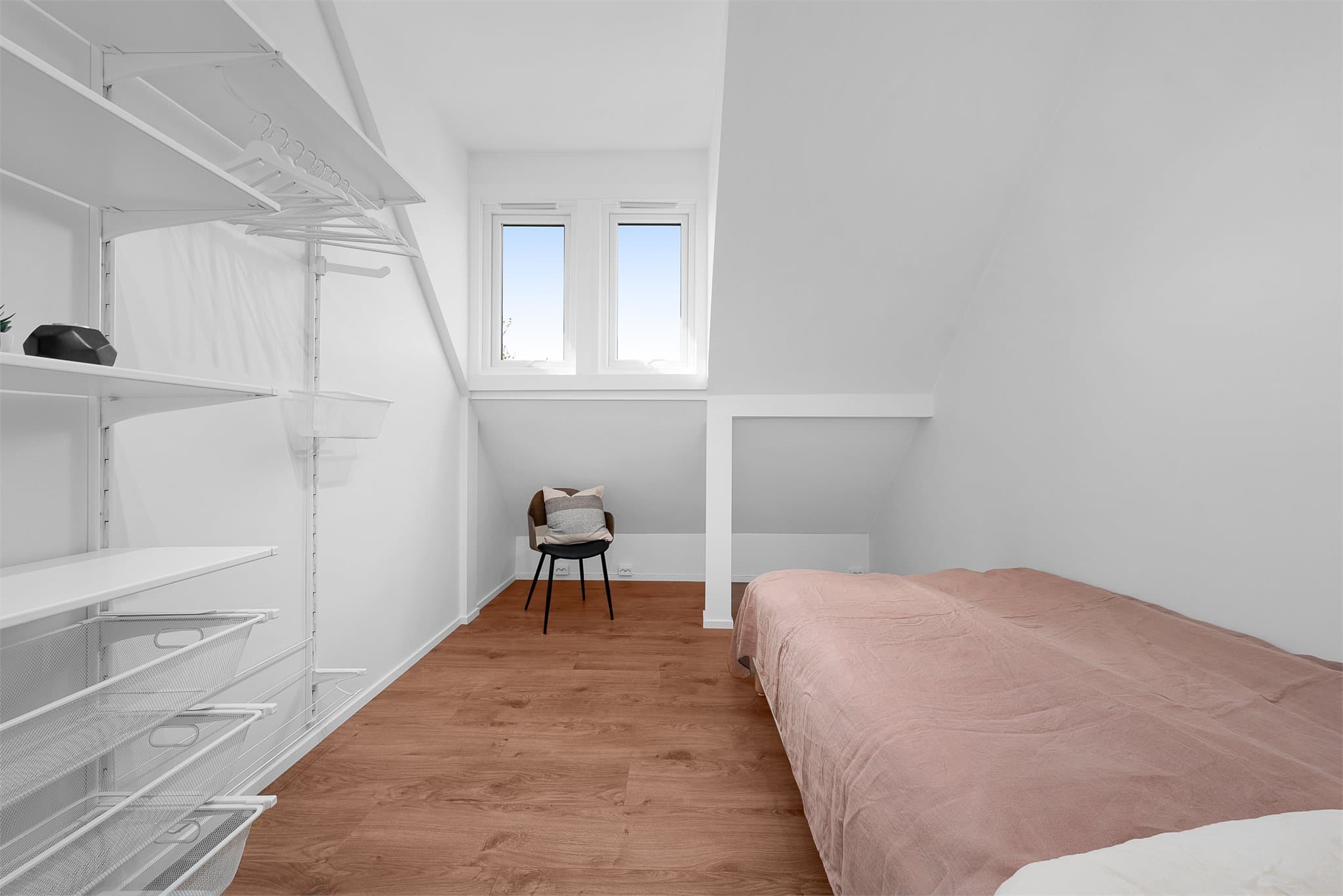 God plass til seng og annet møblement