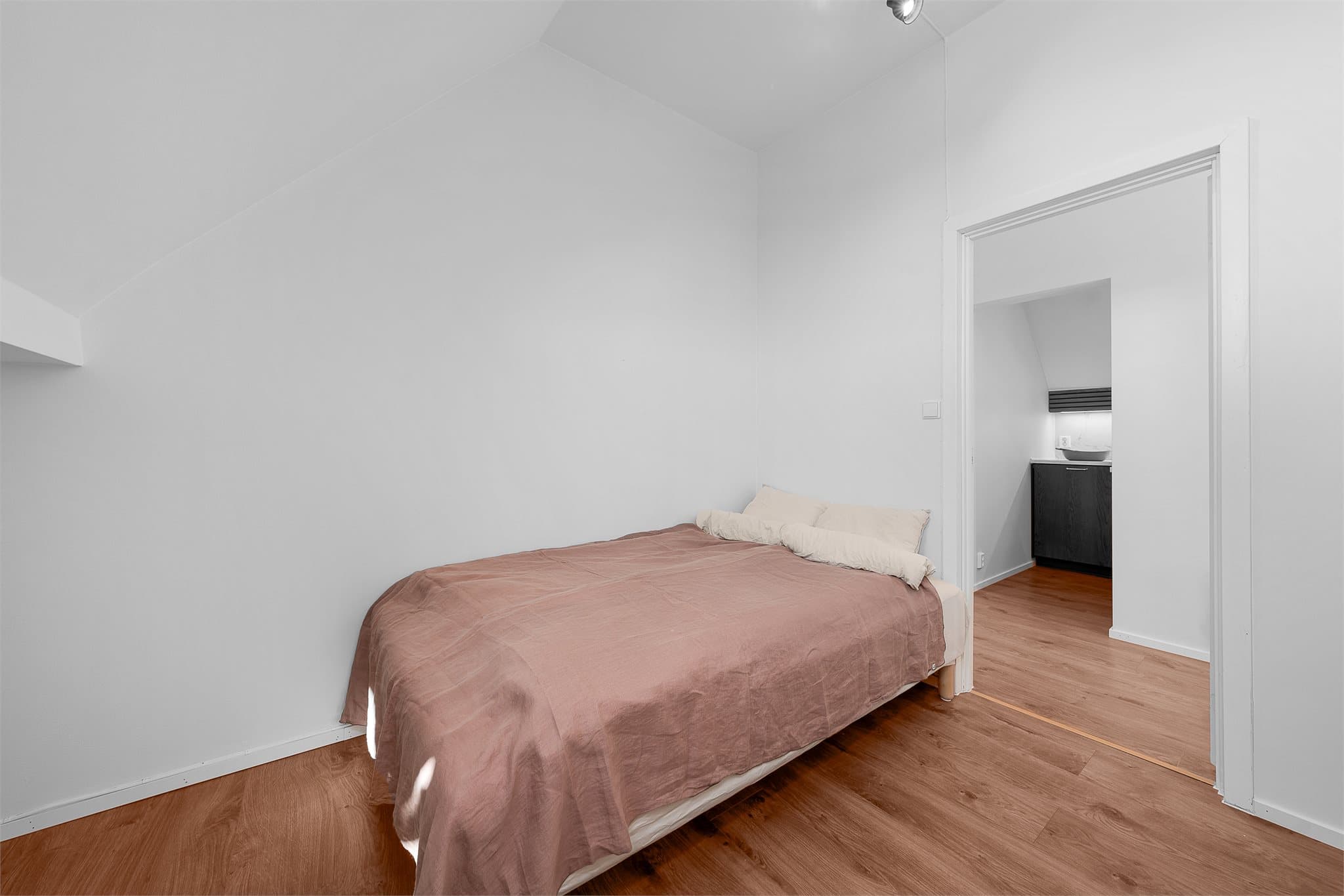 Det ble lagt nytt laminatgulv i leiligheten i 2024