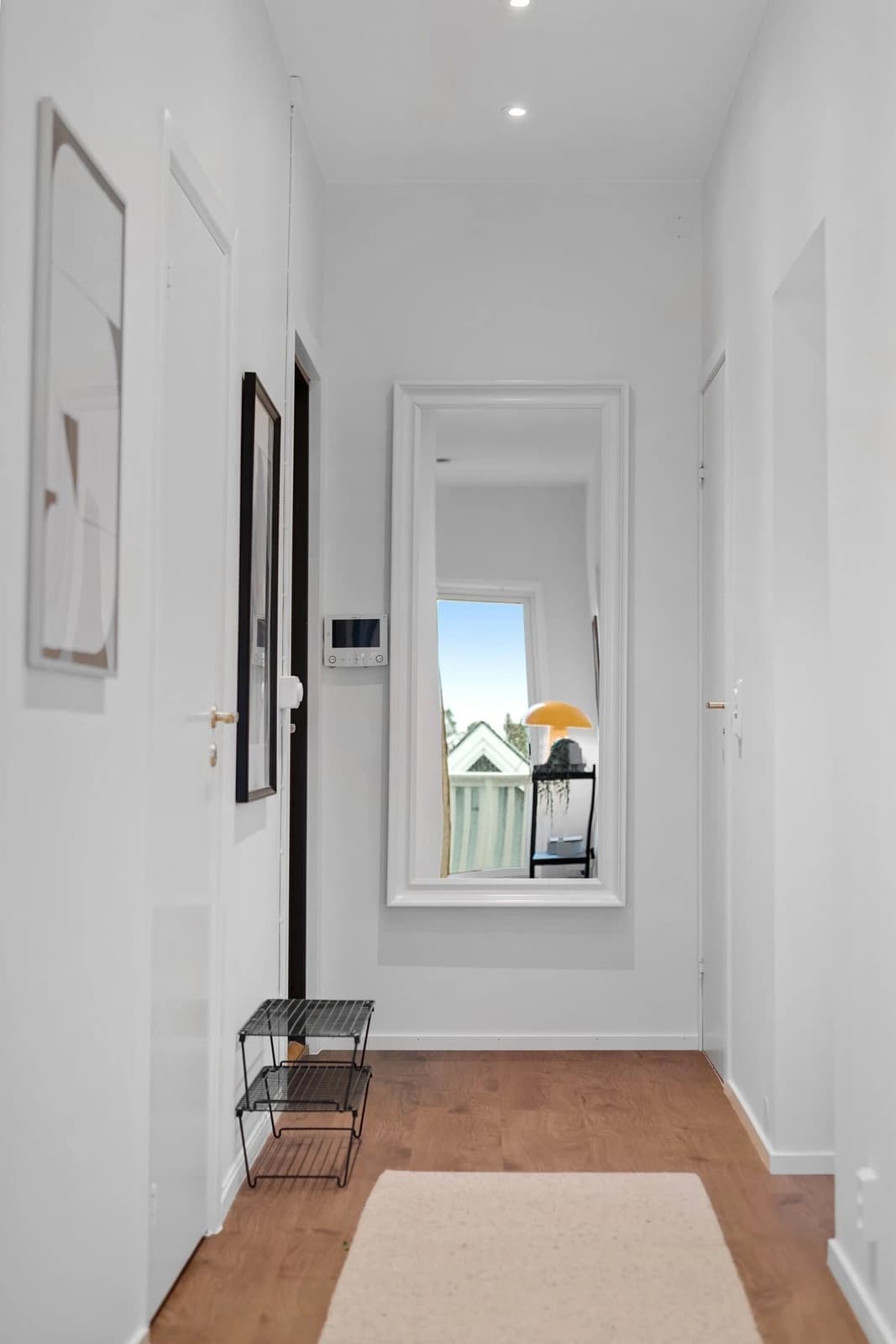 Velkommen inn! Lys, romslig entrè med downlights. I 2019 ble det installert porttelefon med videosvar-apparat