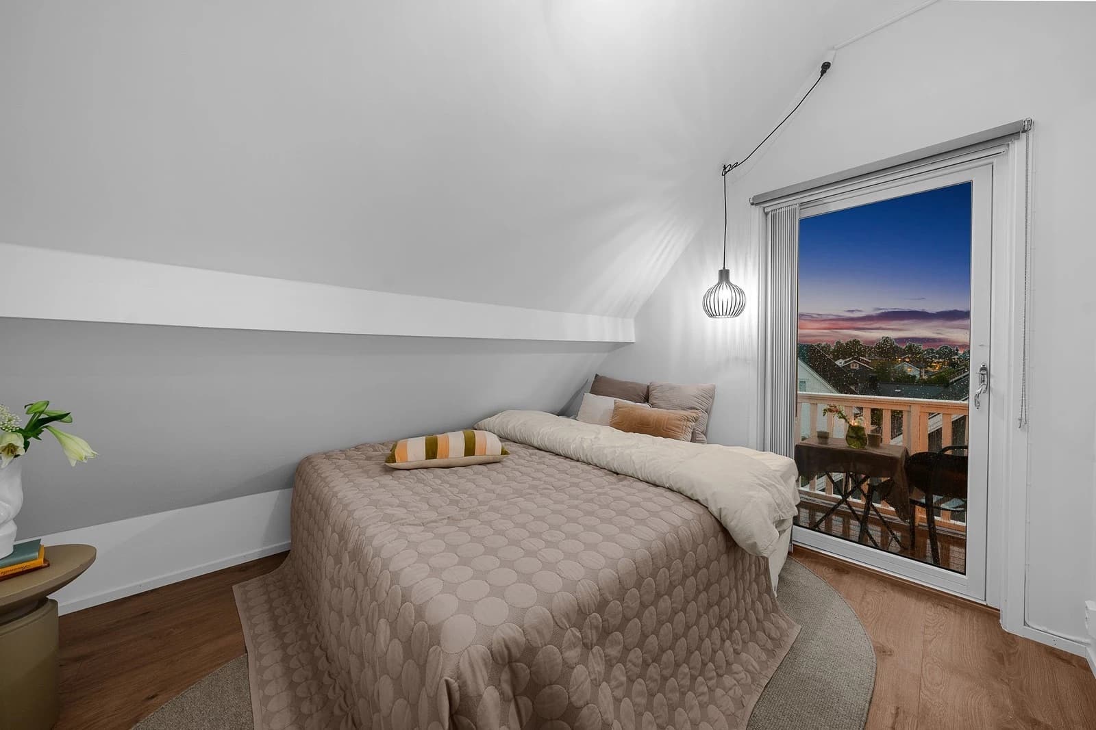 Romslig soverom med direkte utgang til balkongen