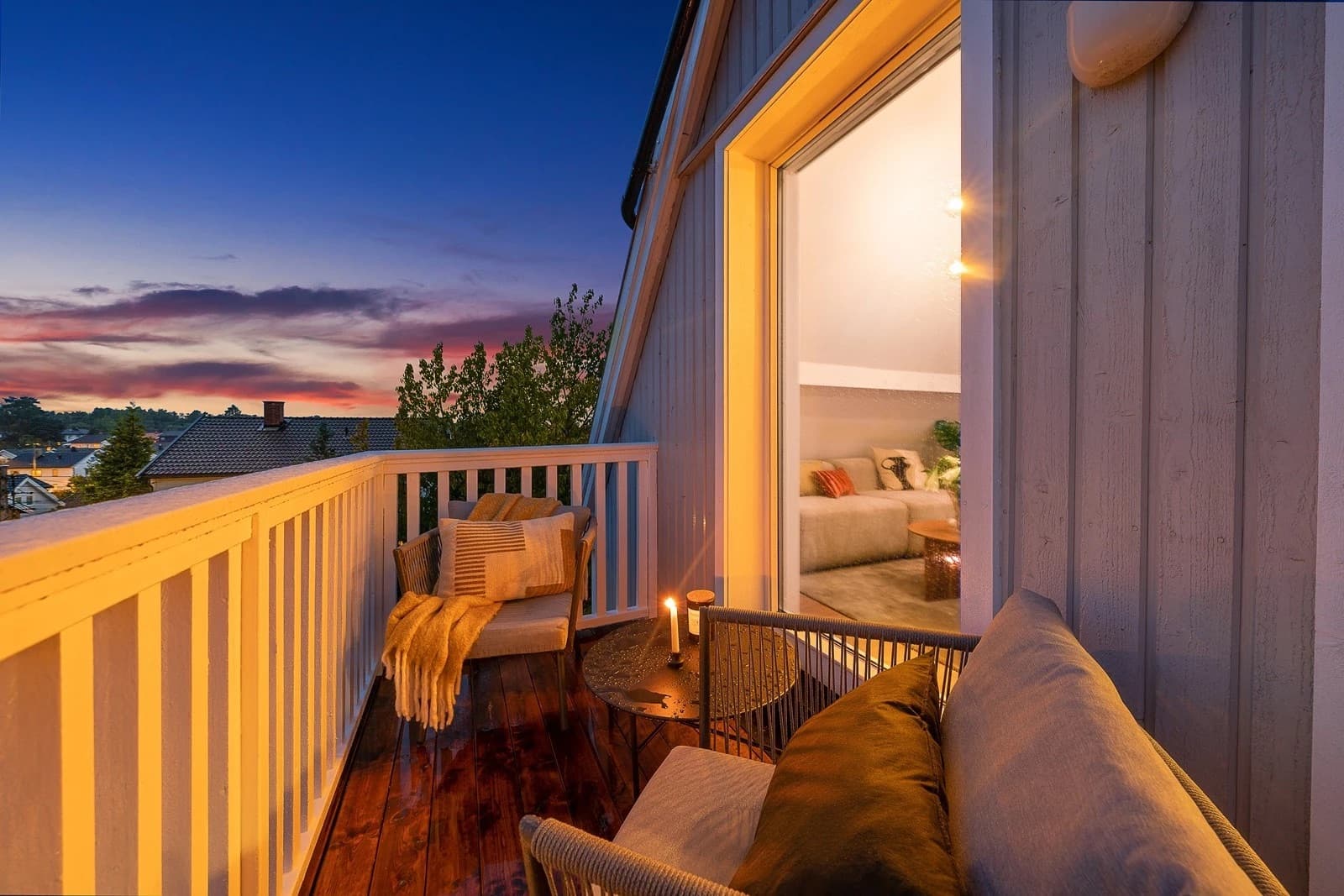 Stemningsfull og solrik balkong