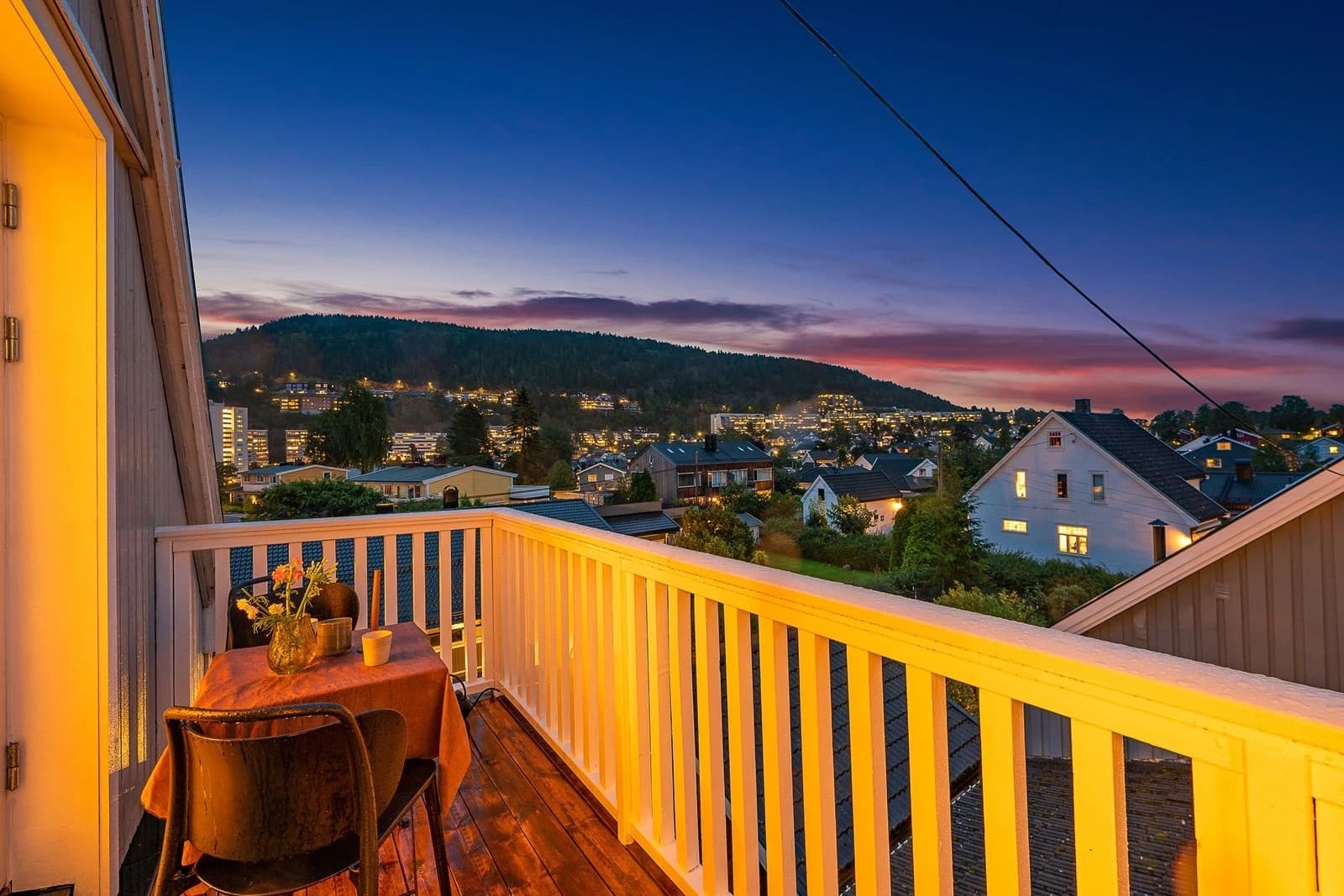 Fantastisk utsikt fra balkongen. Her det er også plass til diverse utemøbler