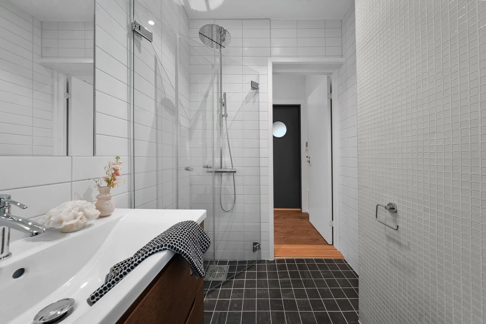 Fra entrèen er det adkomst til badet