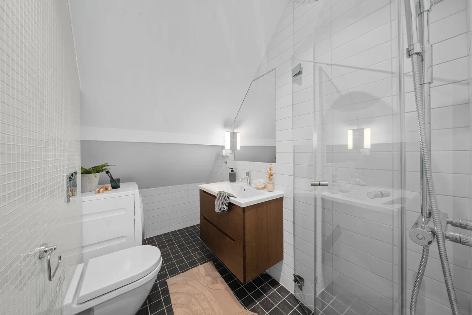 Pent flislagt bad med opplegg for vaskemaskin. Servantskap- og batteri samt servant er ny fra 2024.