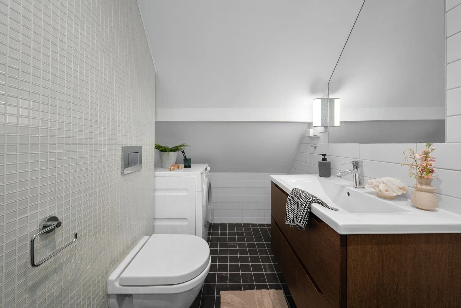 I 2024 ble dusjhjørnet fornyet, det ble installert ny avtrekksvifte og satt inn ny dør