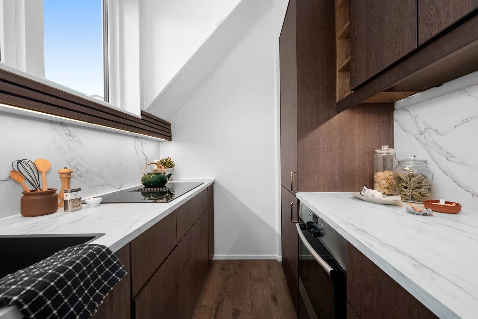 Kjøkkenet har godt med skap- og benkeplass. Vindu på kjøkkenet er fra 2024