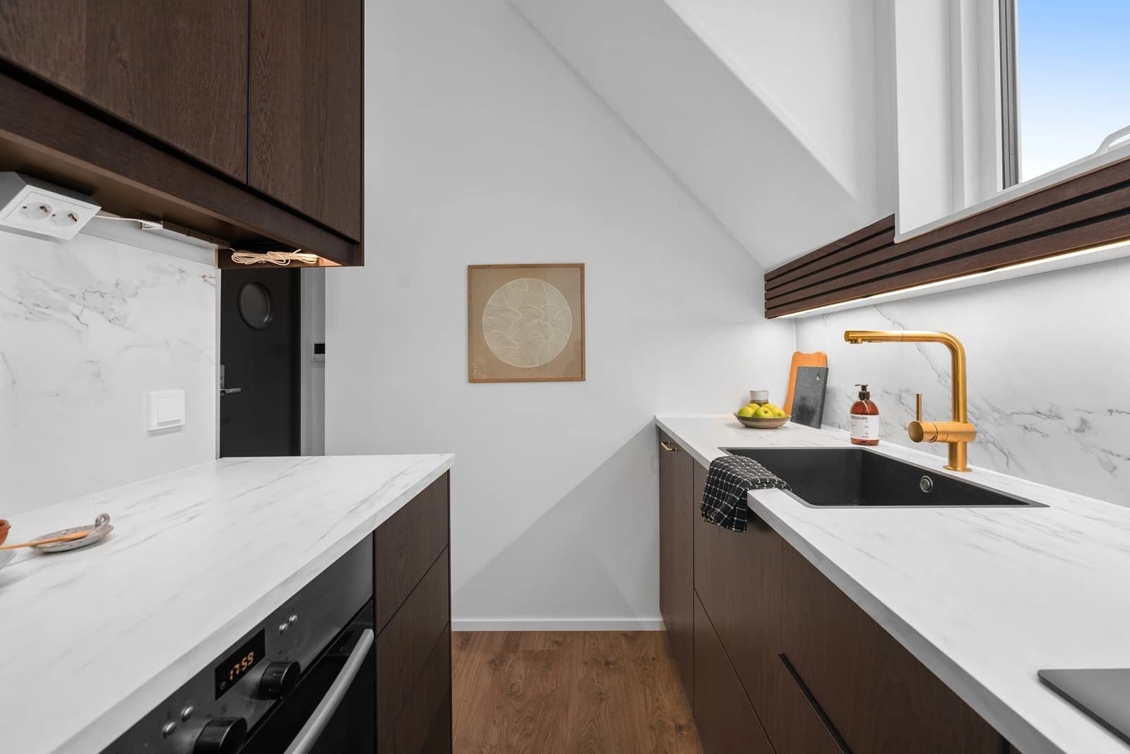 Innredning med glatte, folierte fronter, laminat benkeplate med nedfelt kum i kompositt/plast