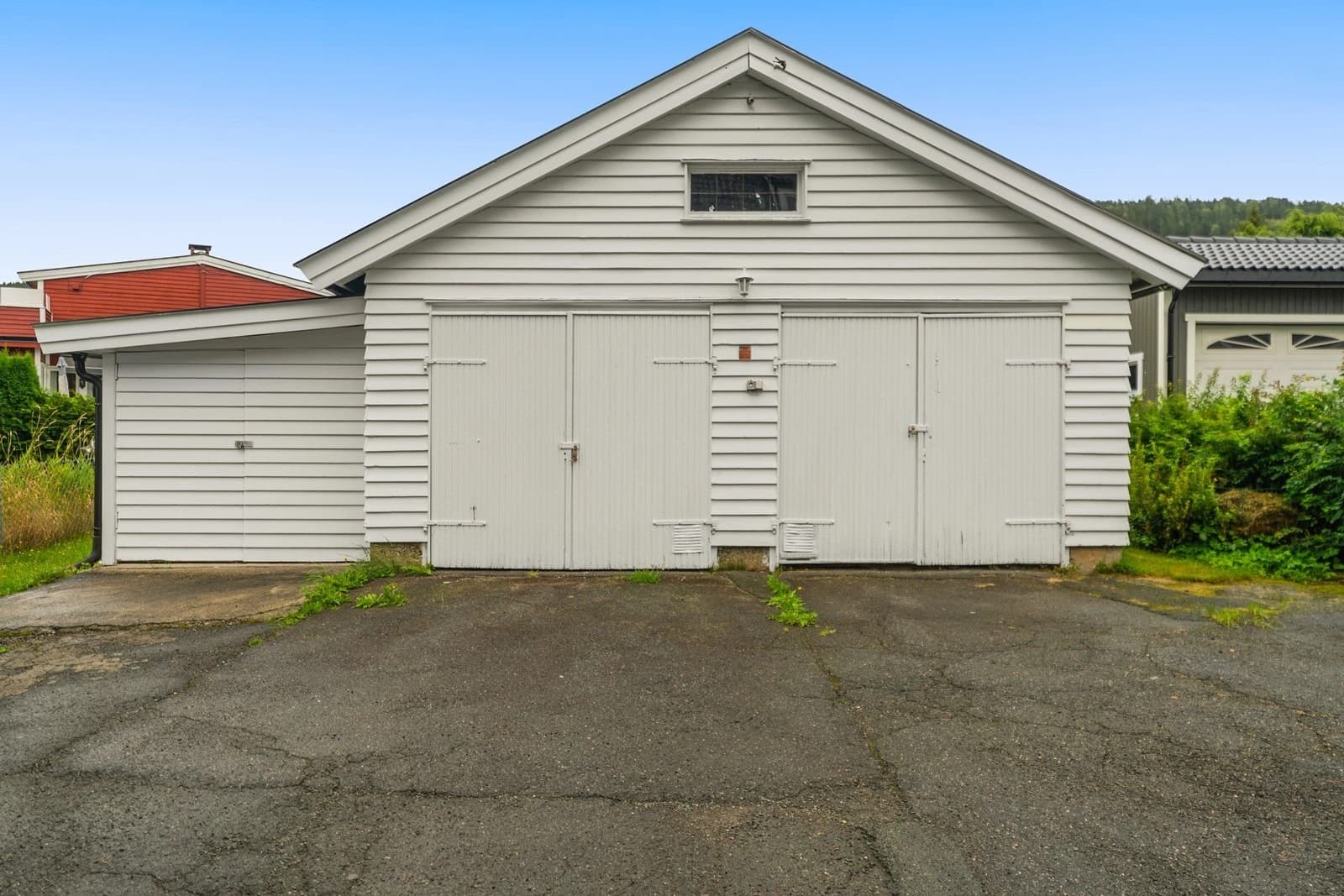 Leiligheten disponerer en biloppstillingsplass ute.