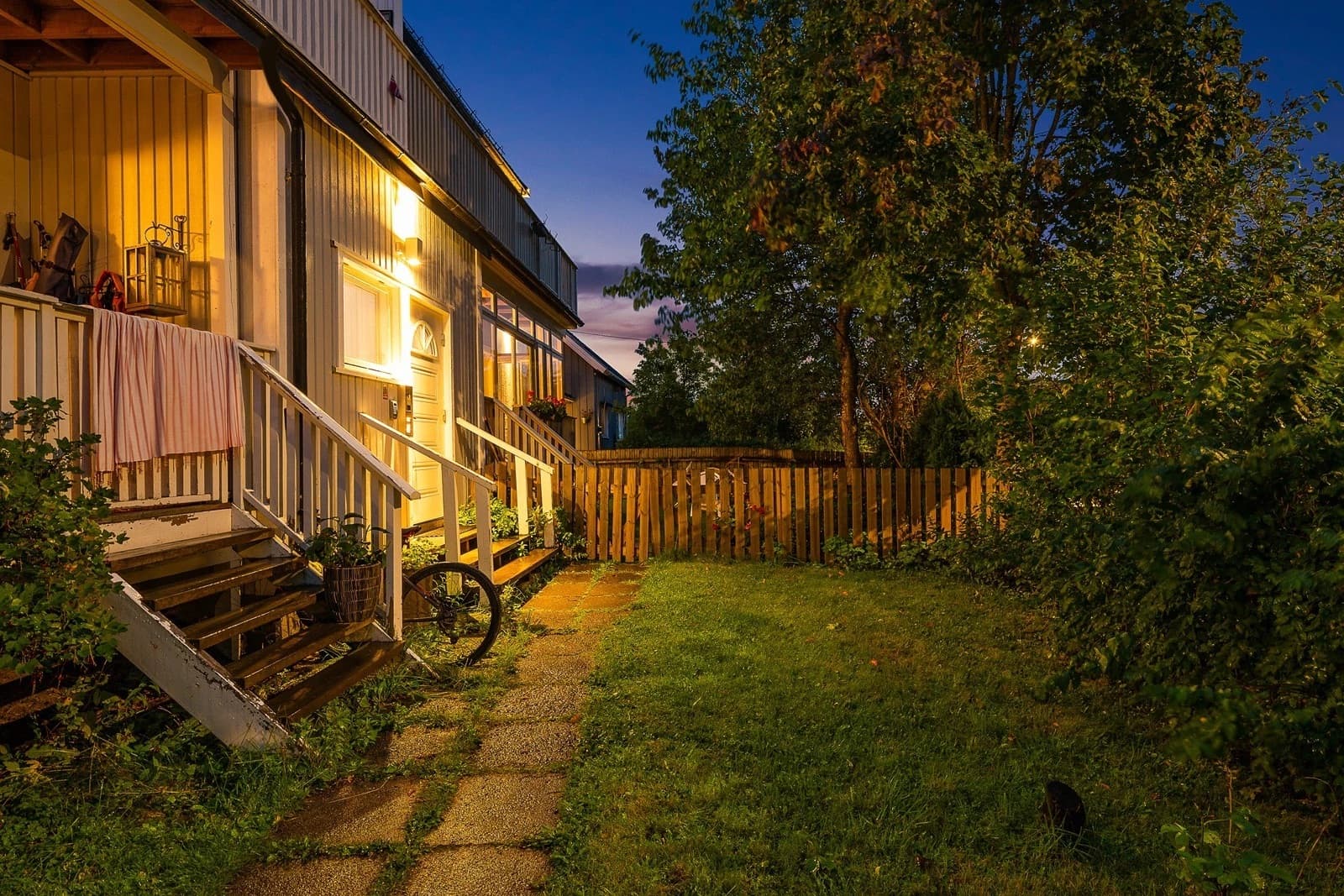 Leiligheten har en attraktiv og tilbaketrukket beliggenhet med kort vei til offentlig kommunikasjon