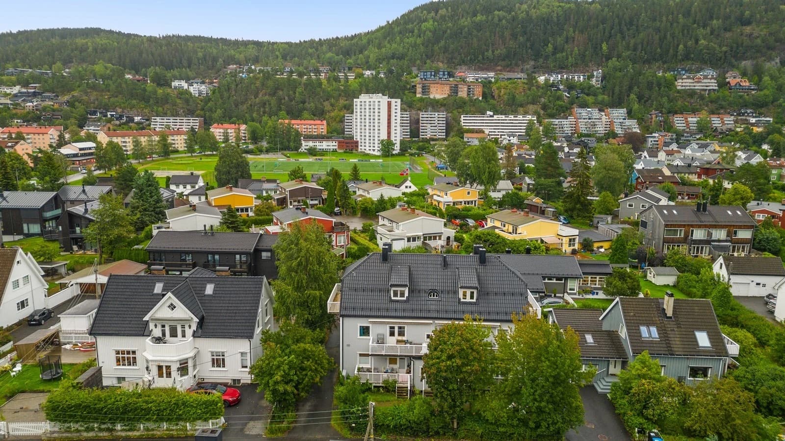 Eiendommen ligger i et rolig og veletablert boligområde på Grefsen, med nærhet til skoler, barnehager, offentlig kommunikasjon og gode servicetilbud.