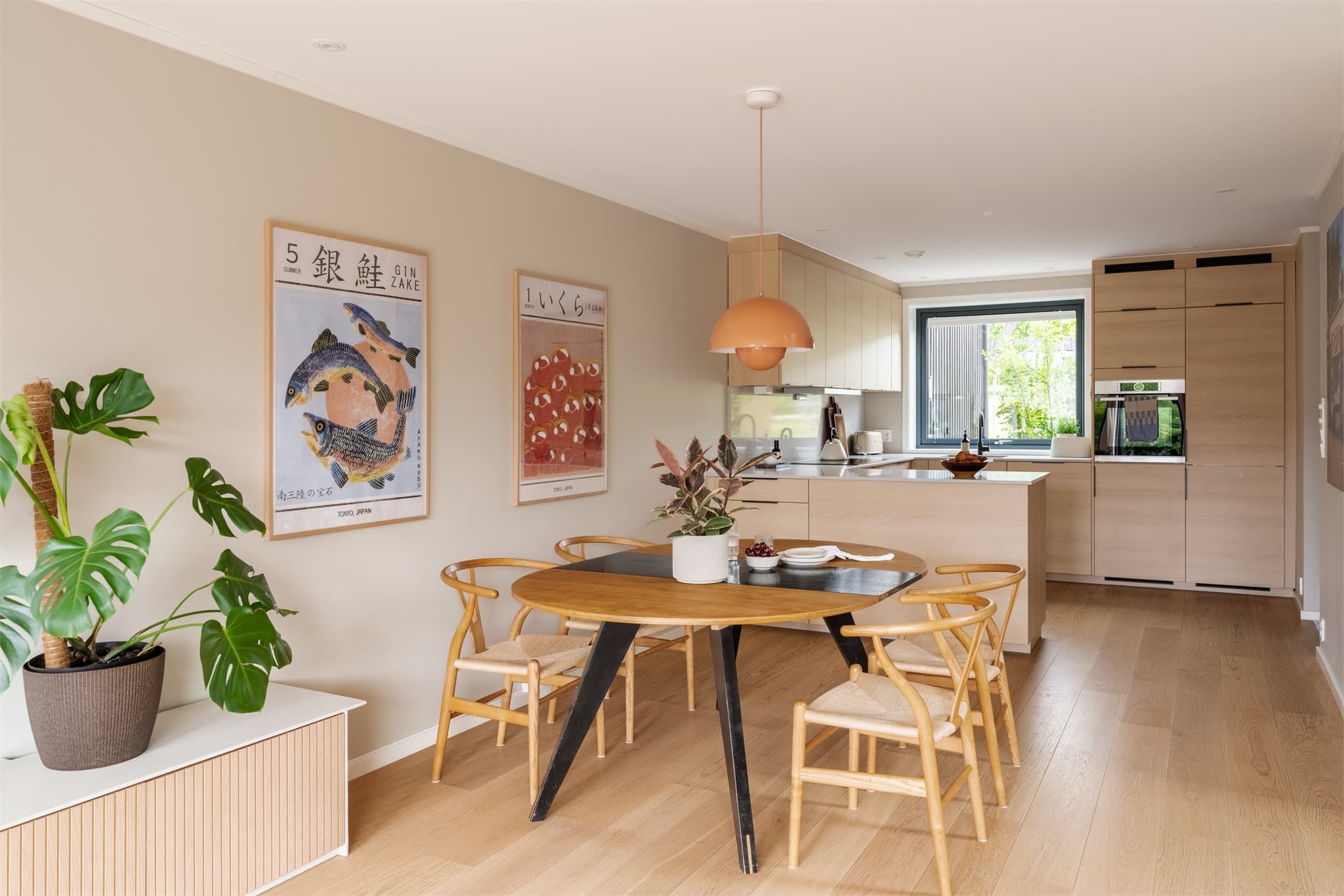 Vannbåren gulvvarme tilkoblet bergvarme varmer gulvene i boligen (med unntak av bod i 1.etg), og balansert ventilasjon med varmegjenvinning sørger for frisk luft i alle etasjer.