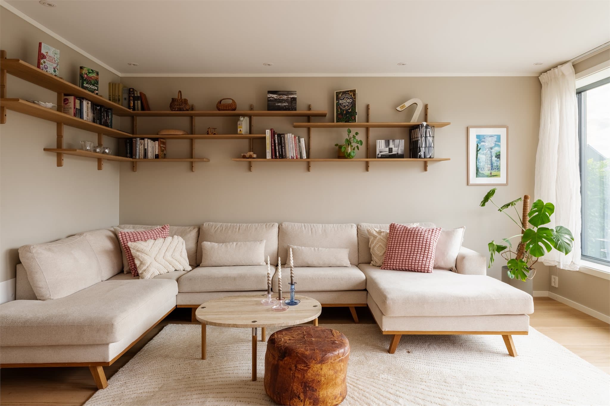 Stuen har god plass til en romslig sofagruppe for hele familien.