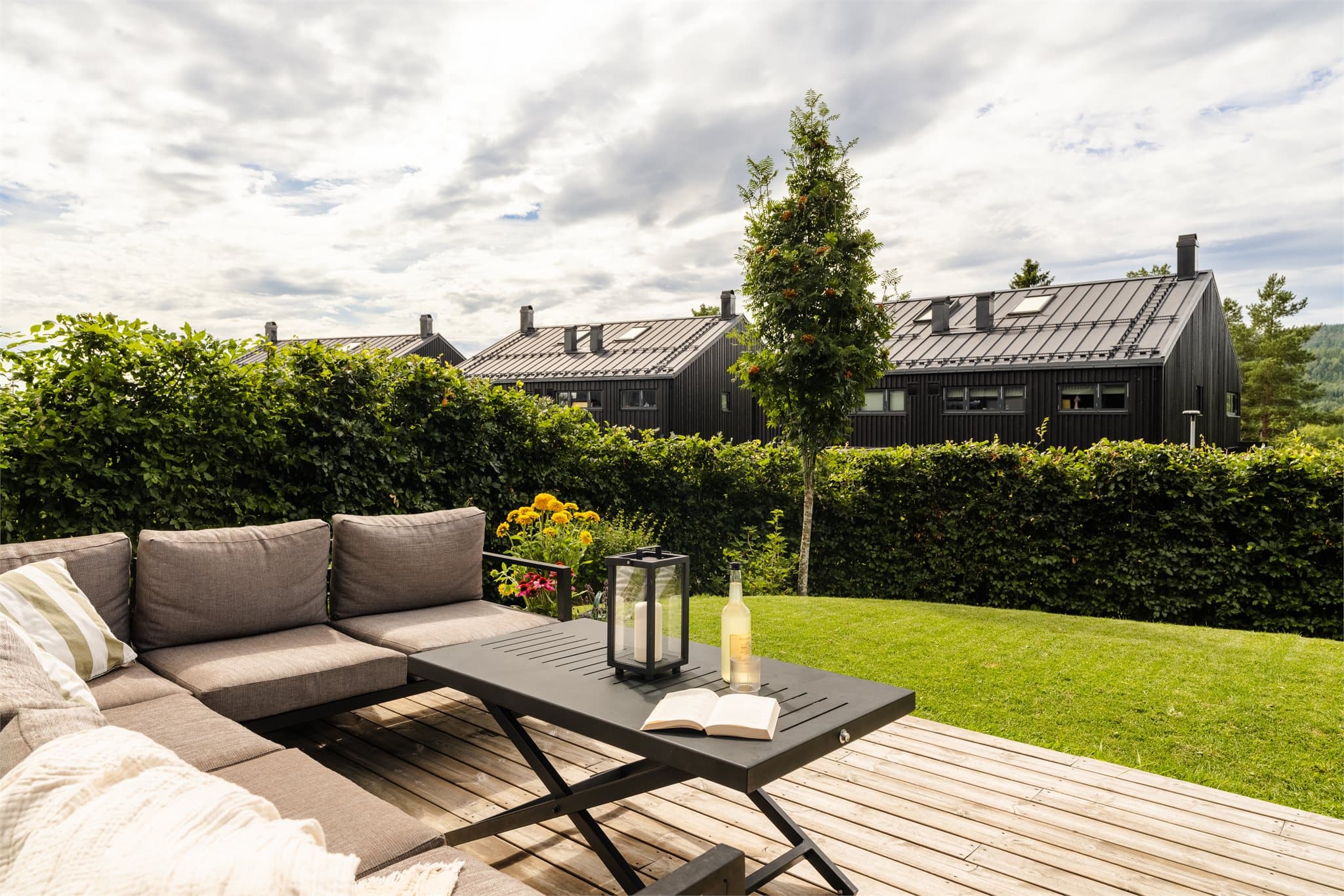 Den private hagen er pent opparbeidet og skjermet med hekk.
