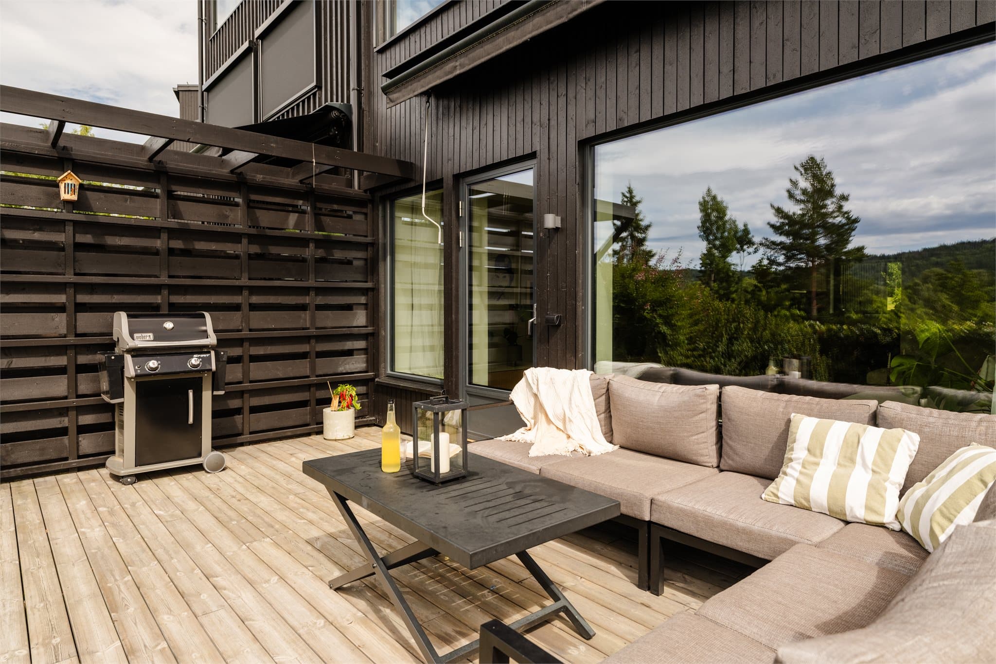 God plass til både grill og sittegruppe på terrassen.