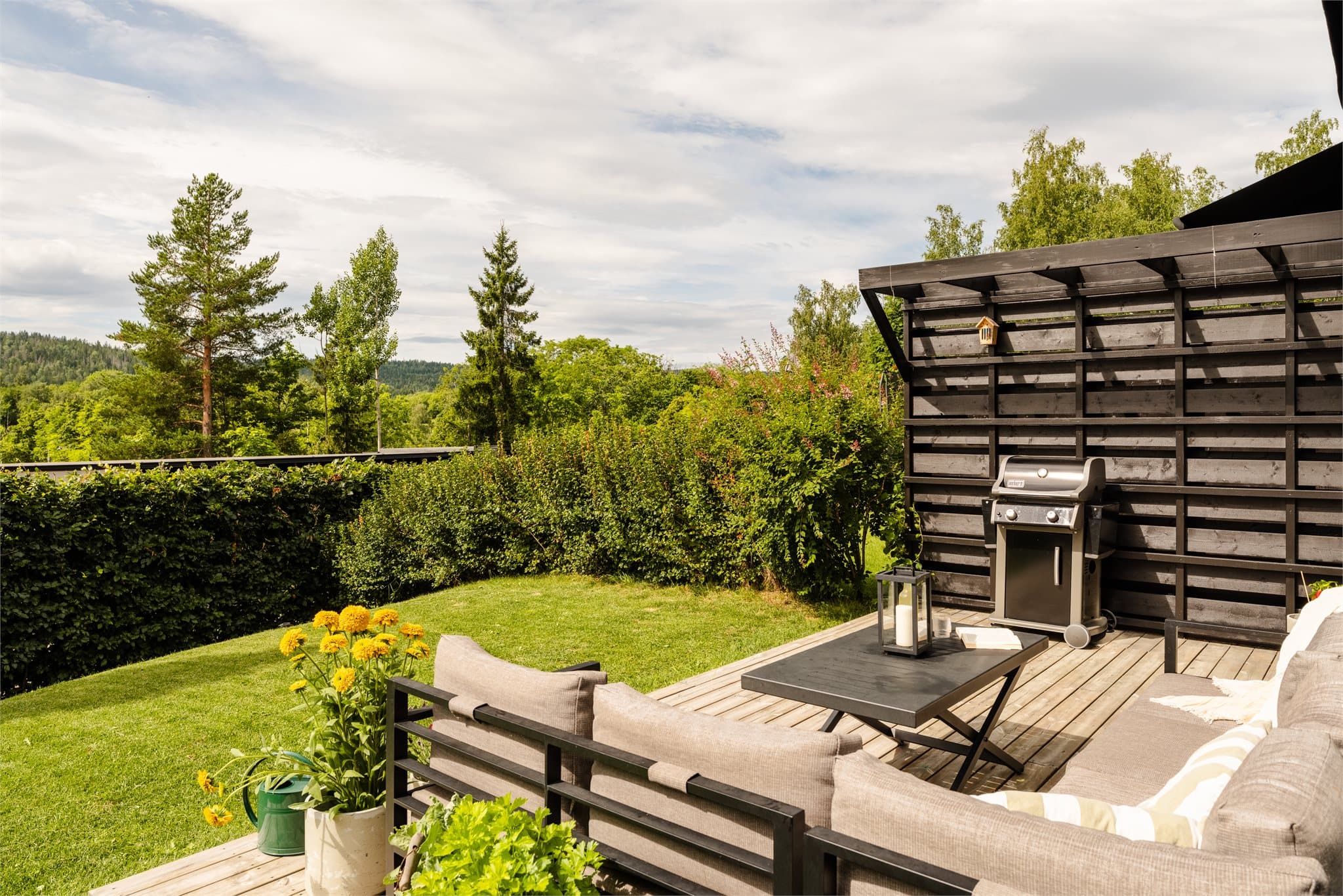 Fra den private hagen er det flott utsyn mot Vestmarkas grønne åser. Eiendommen har gode solforhold, og den naturnære beliggenheten kan nytes også innenfra, med fjordutsikt fra loftet.