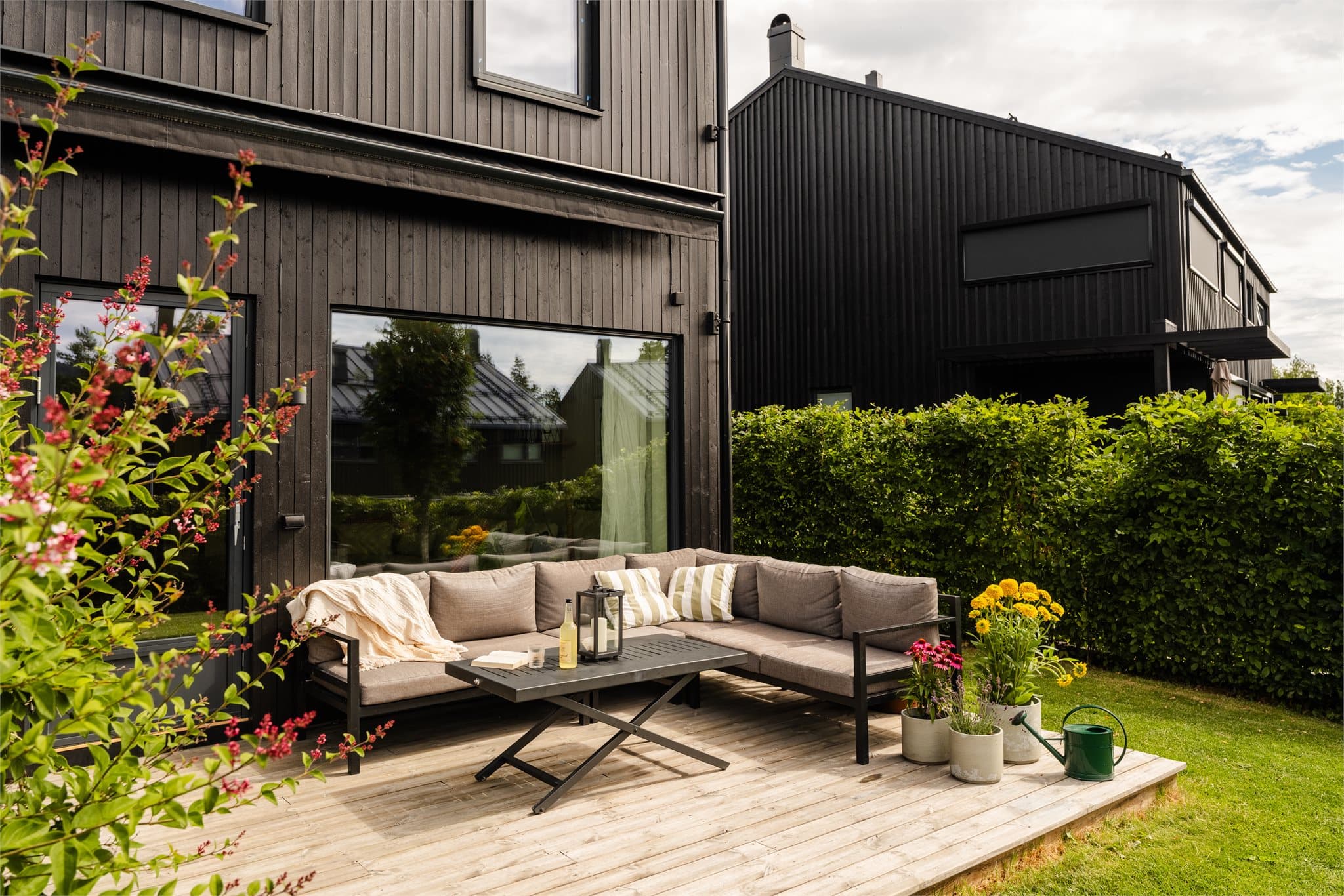 Tomannsboligen på Staversletta 34A er oppført i 2022 og strekker seg over tre plan med fire soverom, to bad, toalettrom, to oppholdsrom og en vestvandt markterrasse som åpner seg mot hagen.