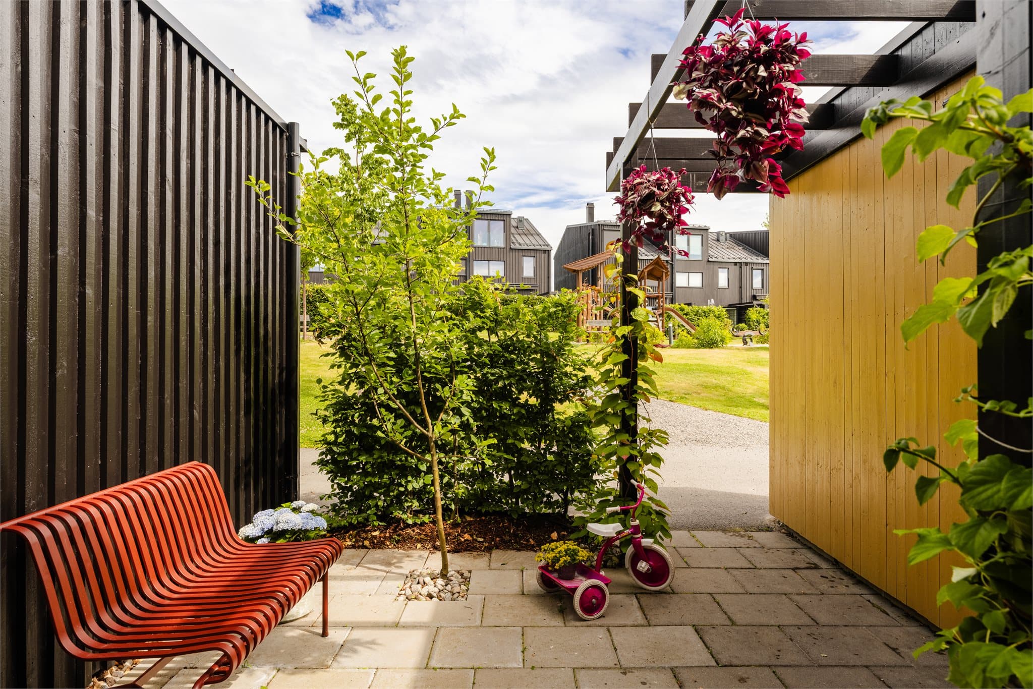 Det er hellelagt dekke med plass til både sykkelparkering og en mindre sittegruppe.