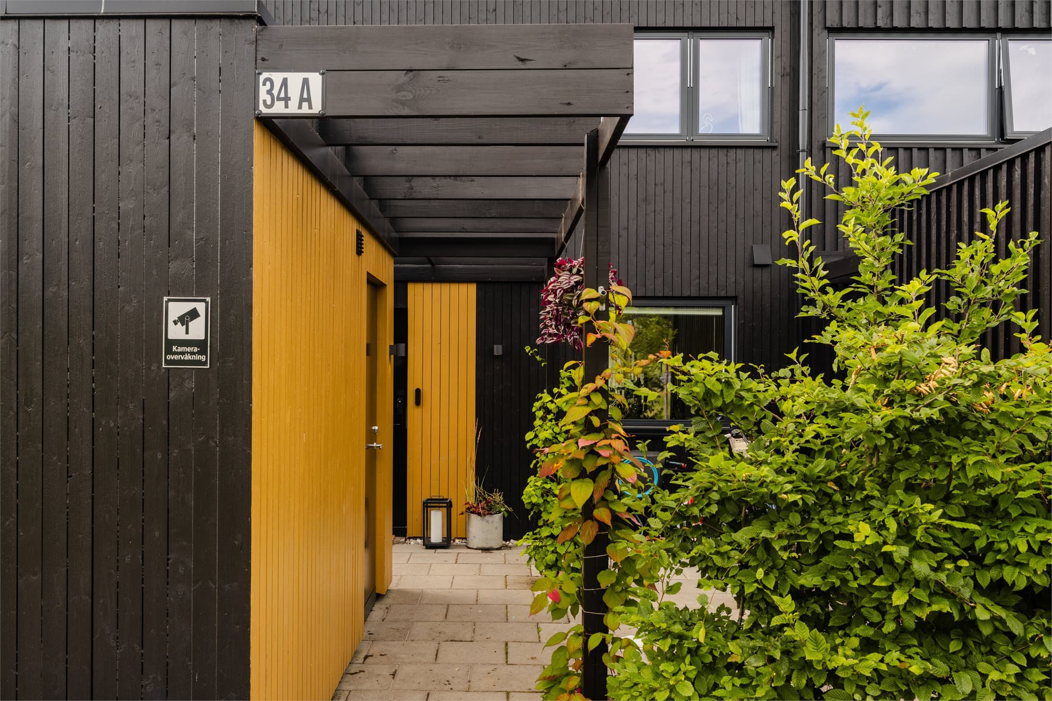 Til venstre for inngangen ligger en isolert og oppvarmet sportsbod.
