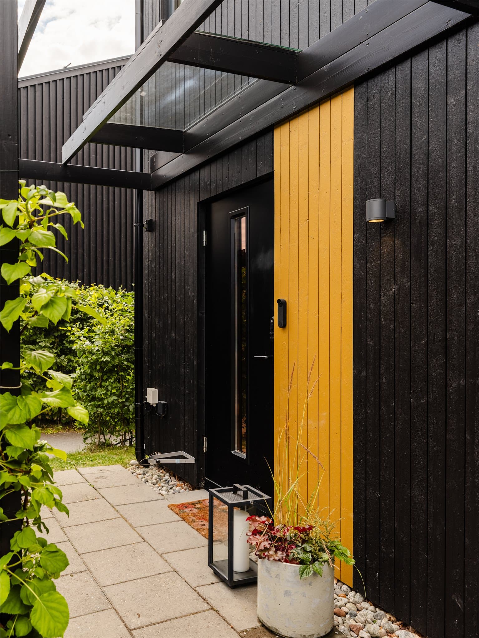 Boligen har et pent og innbydende inngangsparti med skjermet adkomst og et moderne uttrykk.