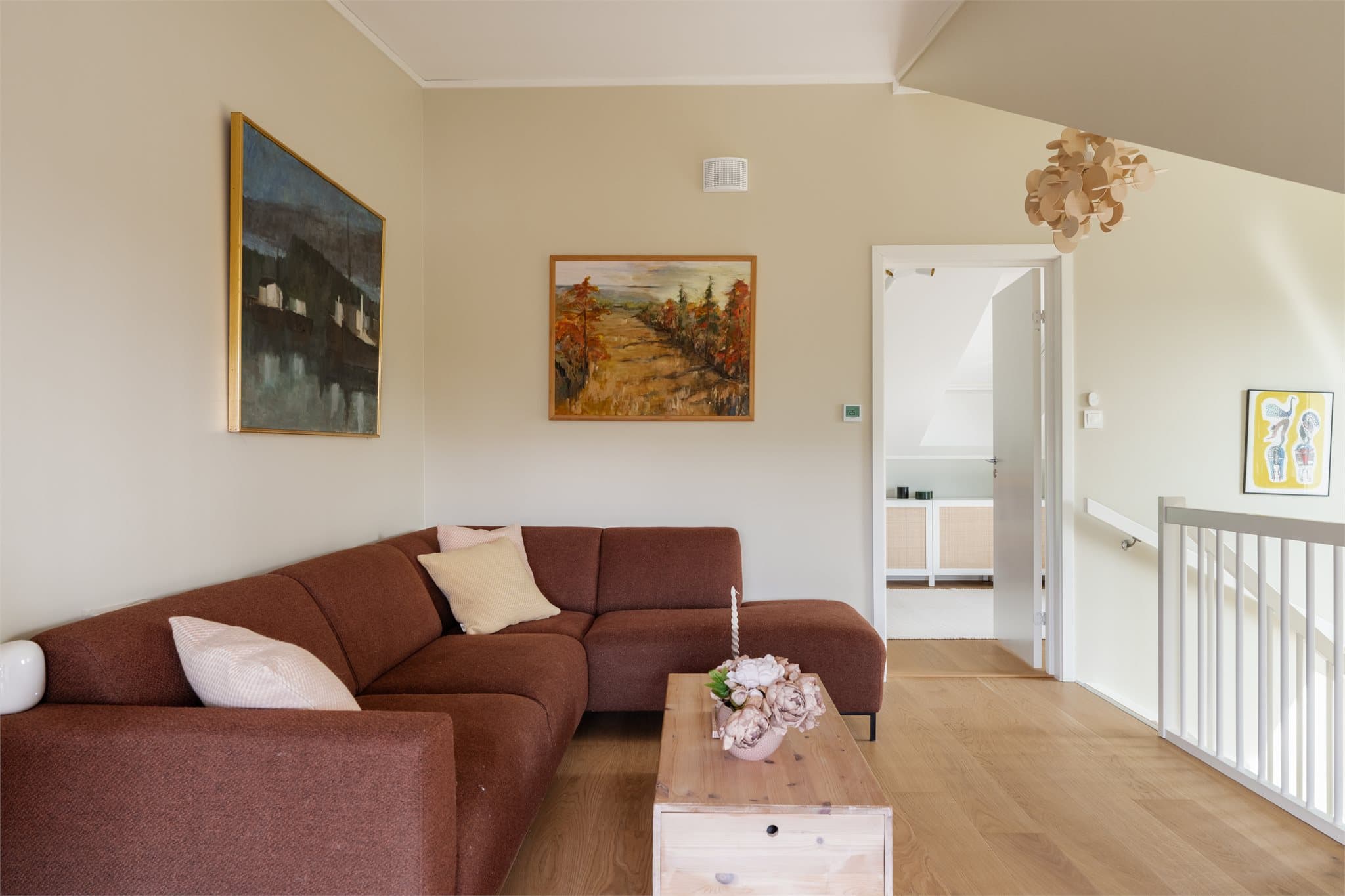 Loftstuen har god plass til sofagruppe og en hyggelig sitteplass ved vinduet, og egner seg svært godt som TV-stue eller en mer tilbaketrukket oppholdsavdeling.