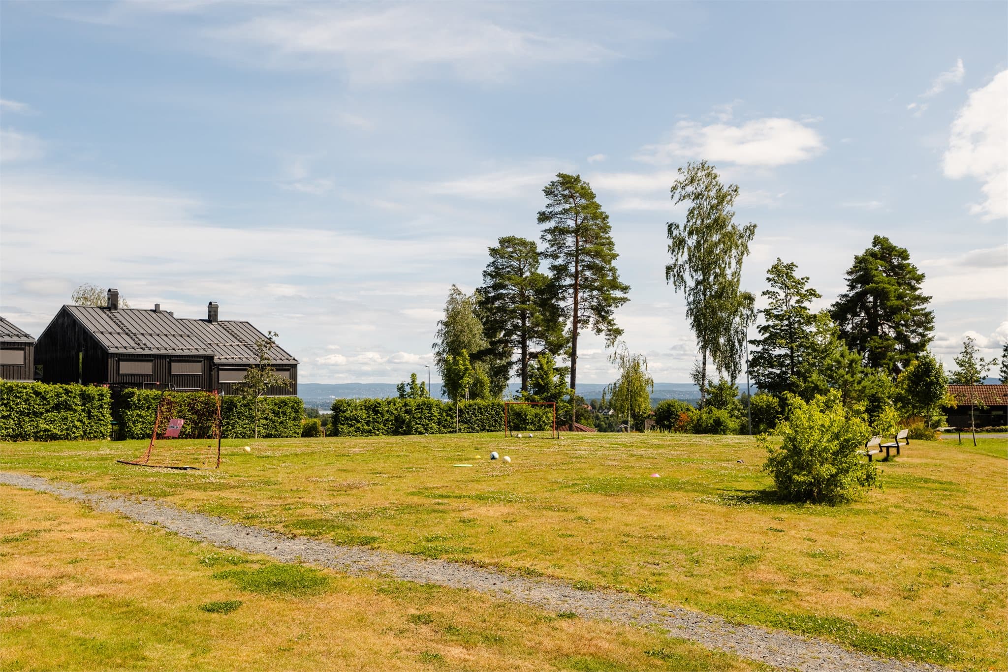 Store, grønne fellesarealer med blant annet en egen ballslette.