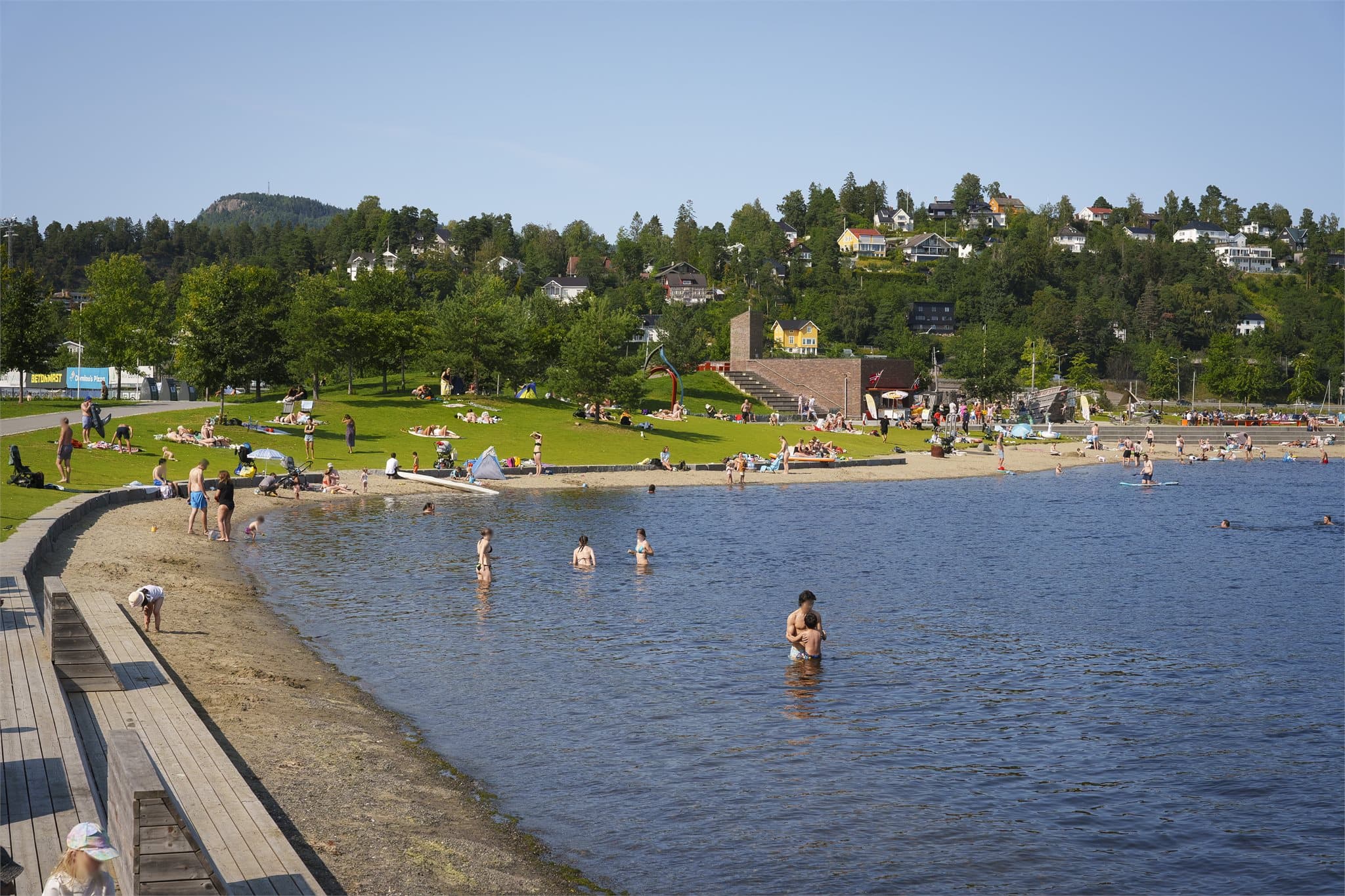 Den populære badestranden på Kadettangen er et flott sted for bading, soling og late sommerdager ved sjøen.