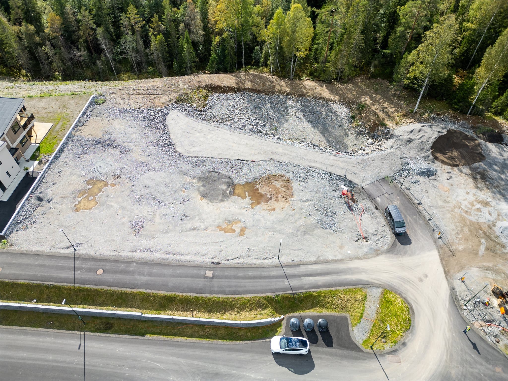 Det er opparbeidet adkomst / vei til tomtene.