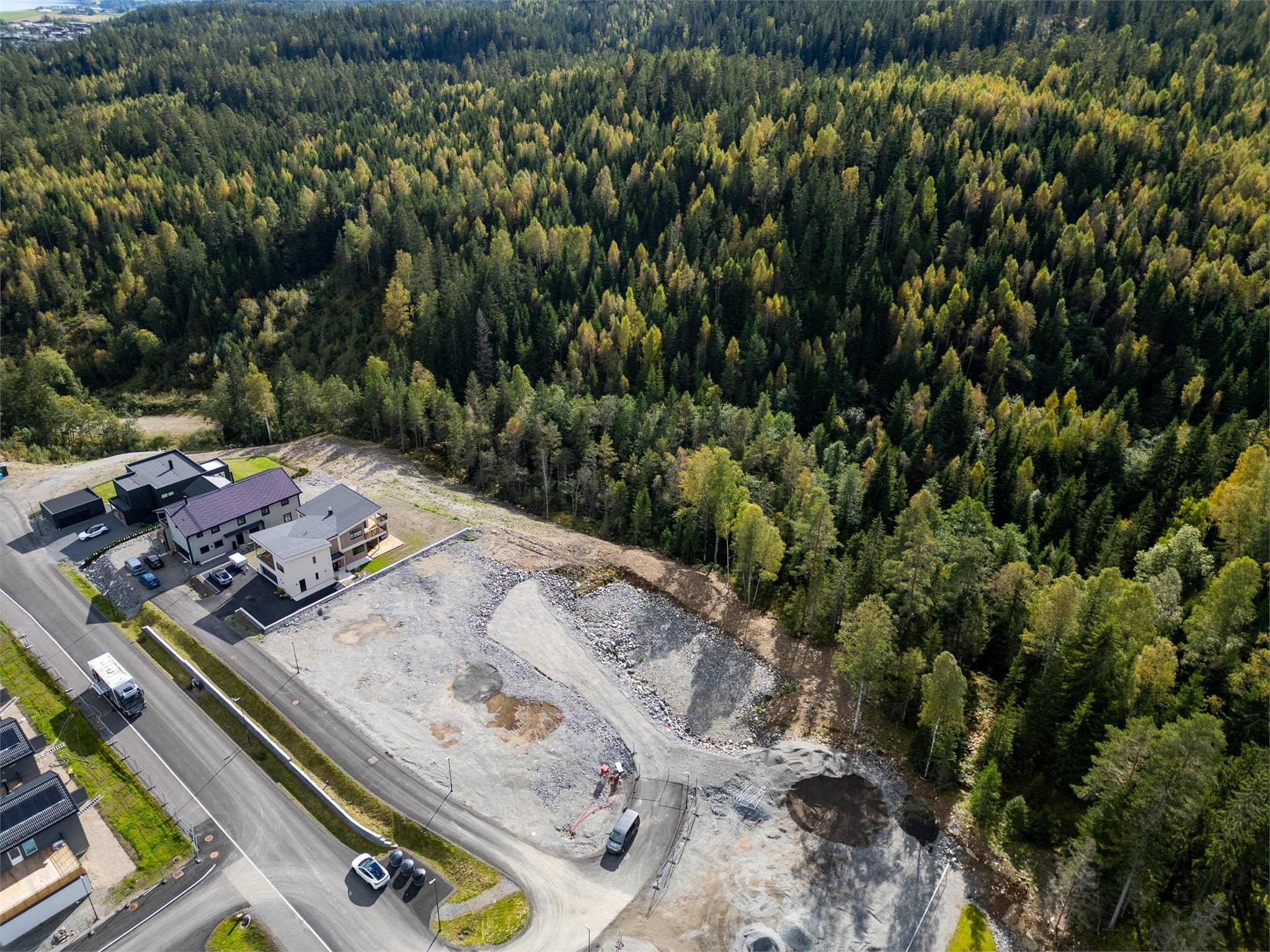 Tomt 108 grenser til allment tilgjengelige grøntområder som fungerer som leke- og turarealer.